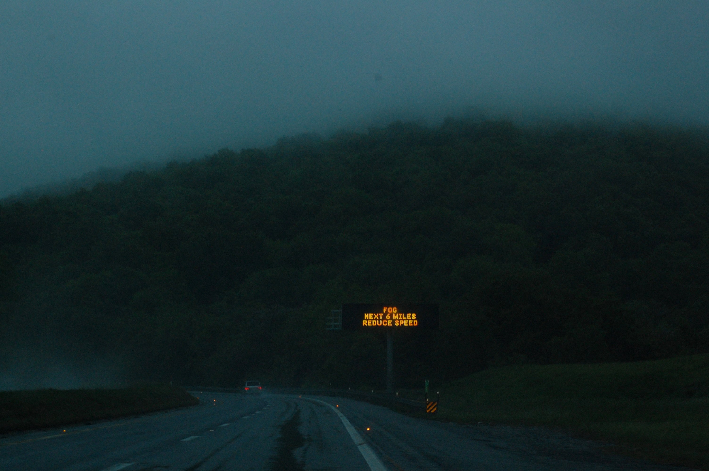 highway sign warns drivers of fog on the road at night, fog on mountain 4k, HD Wallpaper