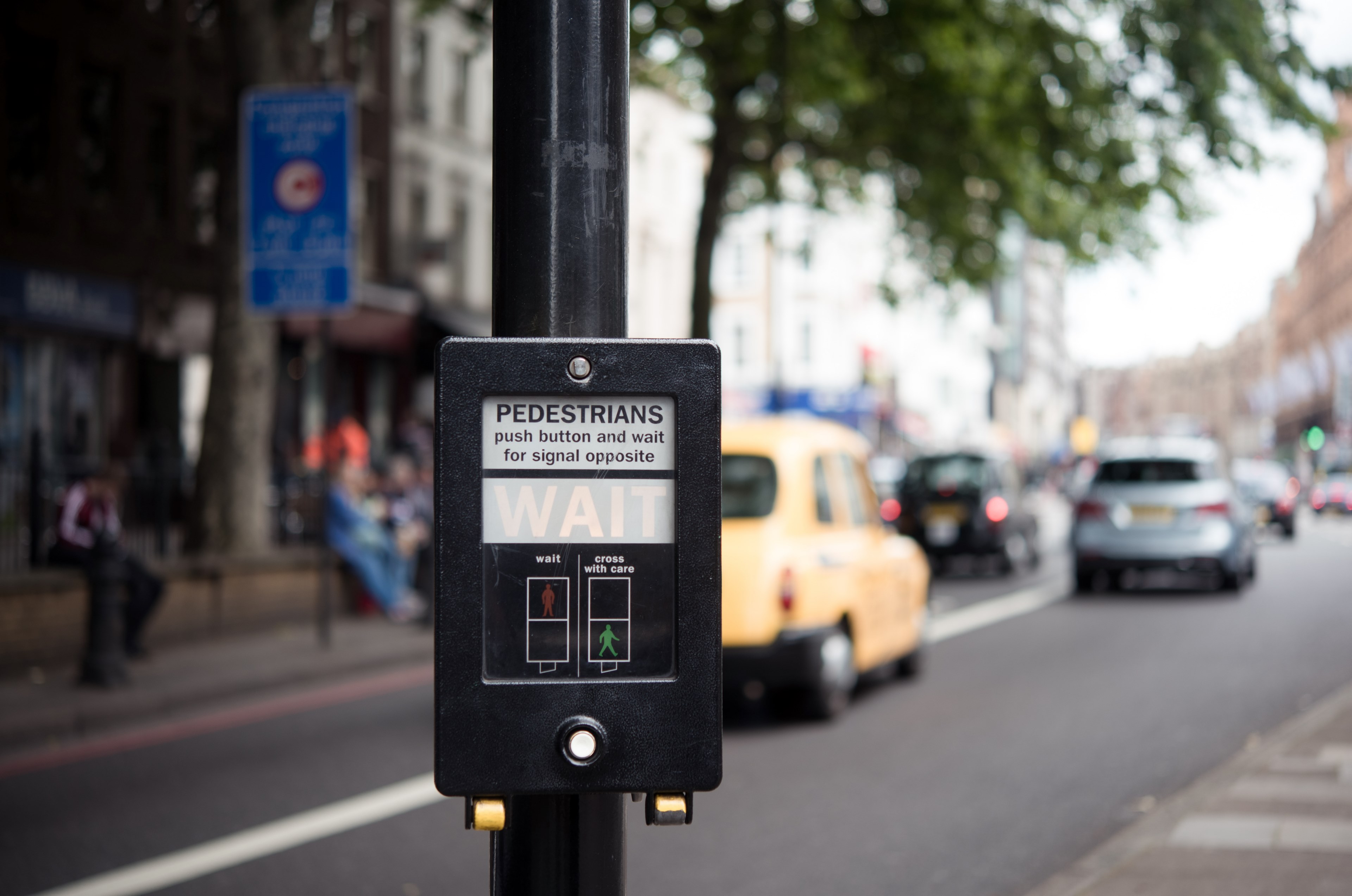 pedestrian crosswalk button on a busy street in london, push to walk 4k, HD Wallpaper