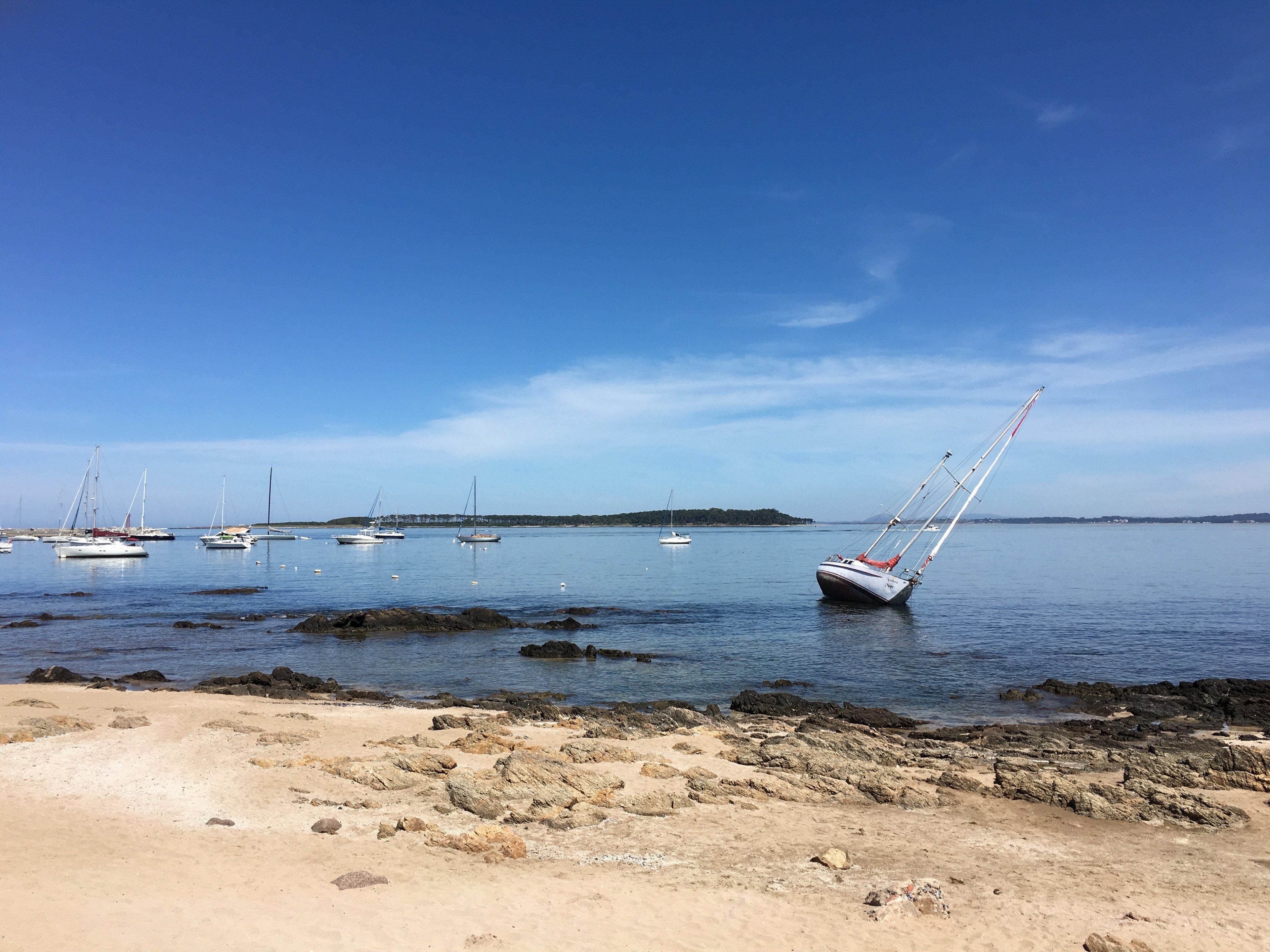 tilted boat near the harbor by the sand beach at puerto de punta del este, tilted boat near harbor 4k, HD Wallpaper