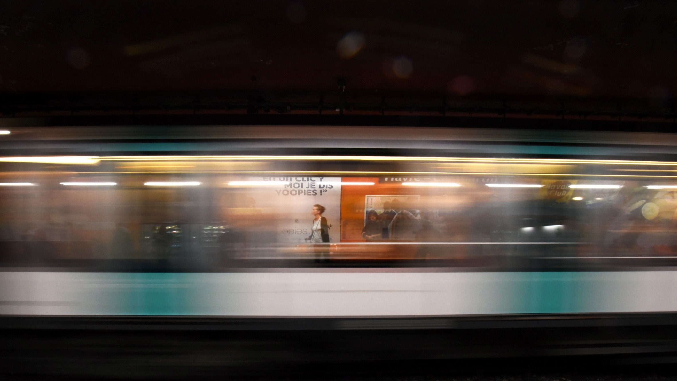 a long exposure shot of a moving subway train at a platform, cashback 4k, HD Wallpaper