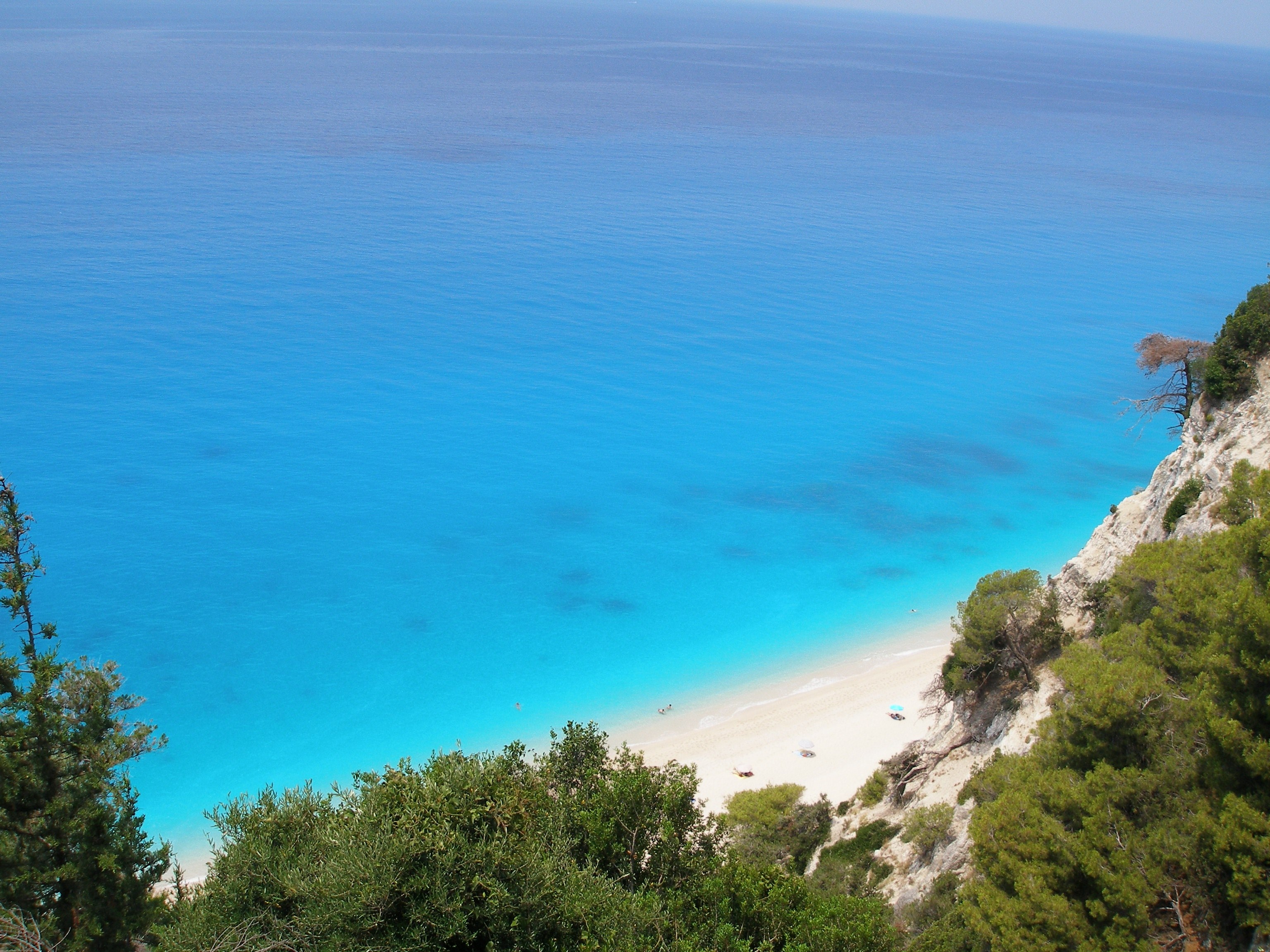 an empty sandy beach along an azure coast under rocky cliffs, paradise beach 4k, HD Wallpaper