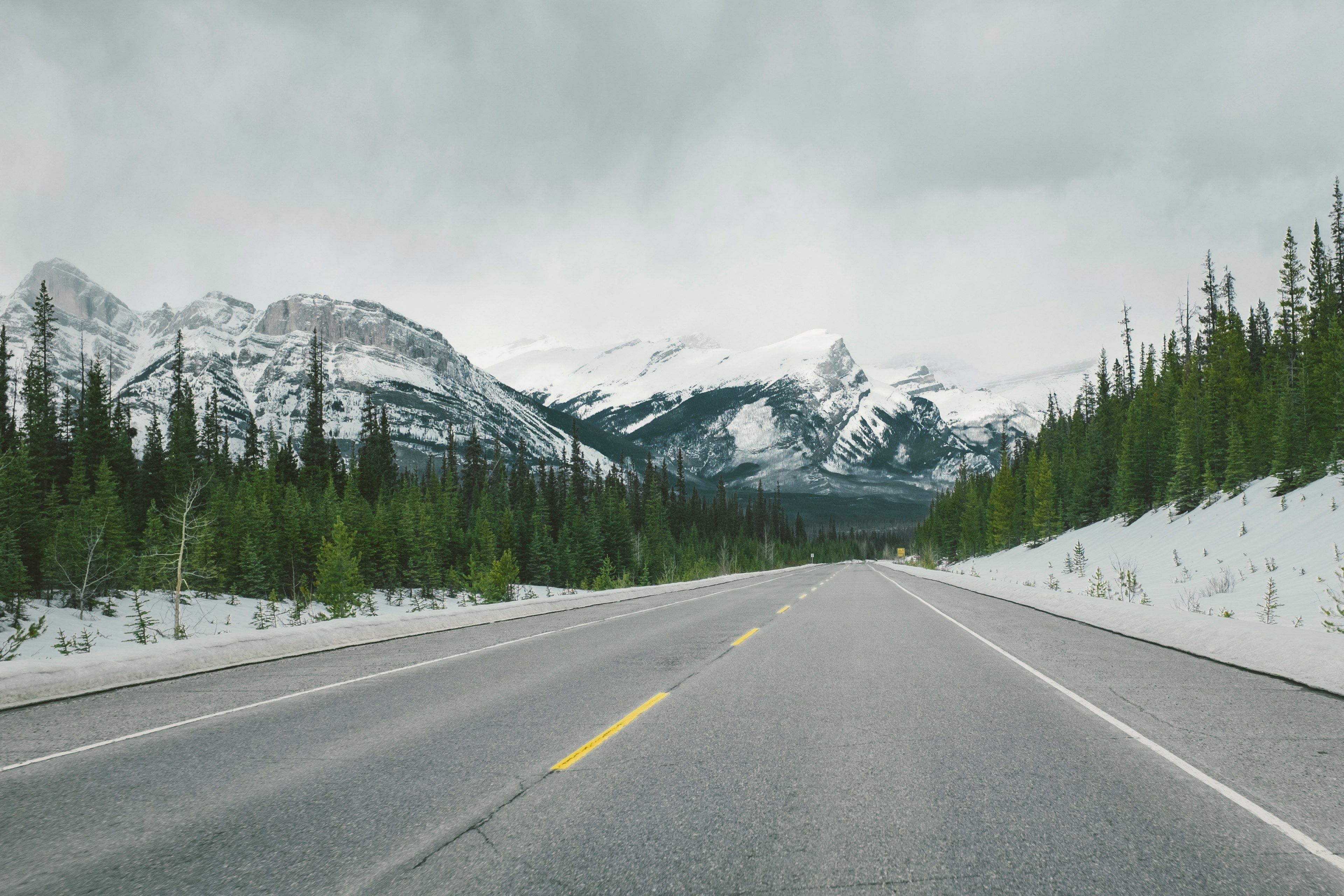 an empty asphalt road running towards snowy mountain peaks in jasper, mountain road in jasper 4k, HD Wallpaper