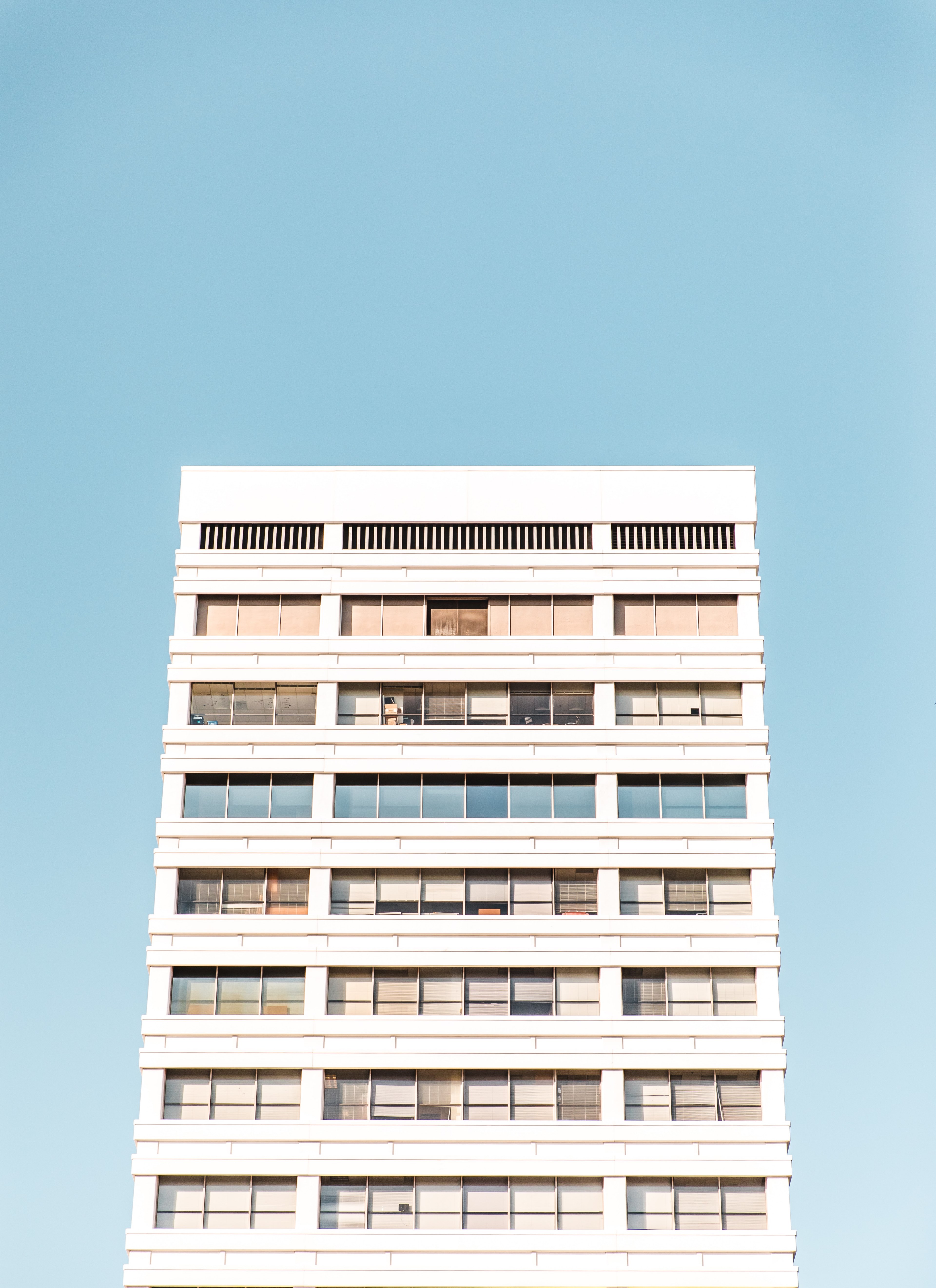 a white residential building against a pale blue sky, abstract livin 4k, Phone HD Wallpaper