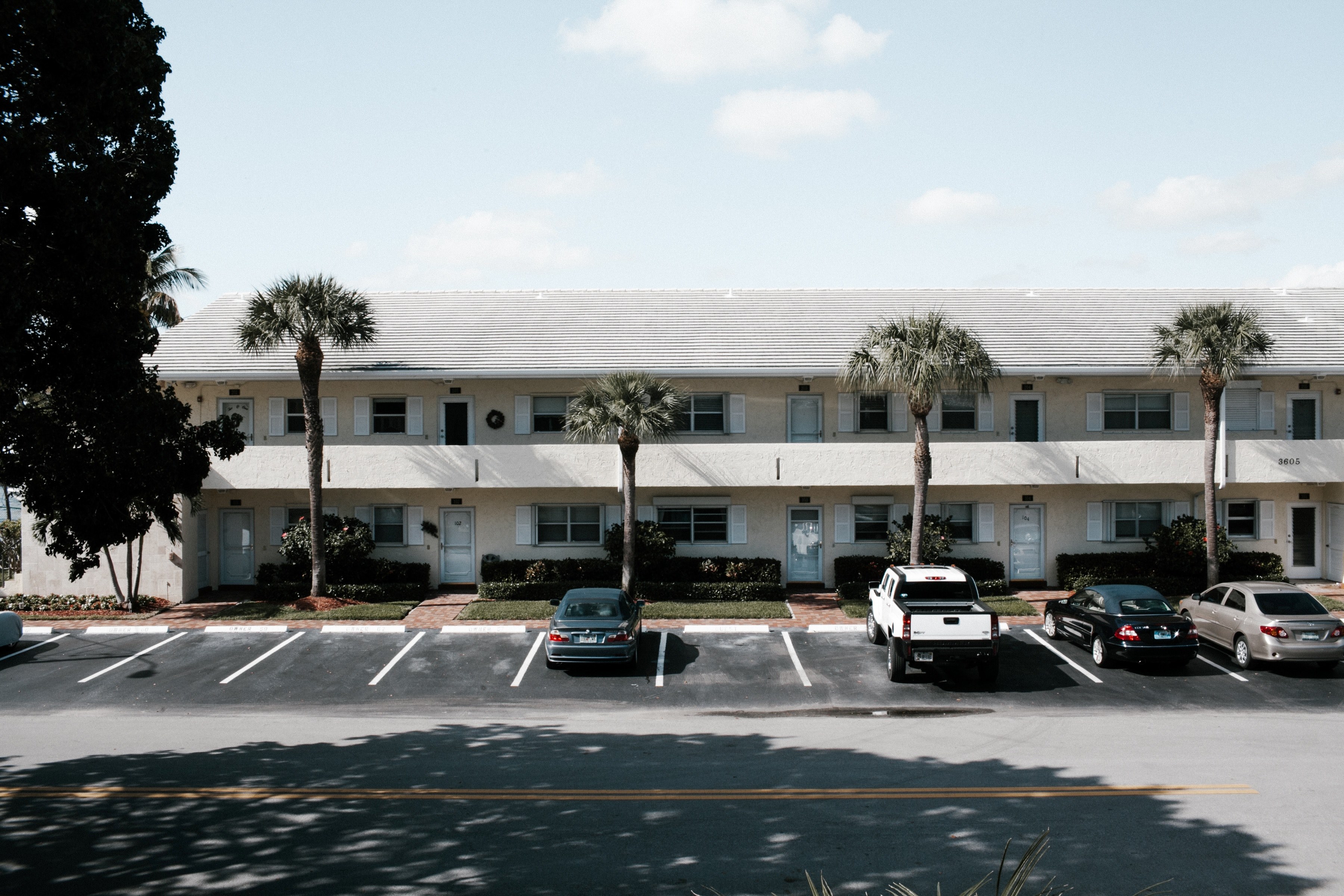 florida condo parking lot 4k, HD Wallpaper