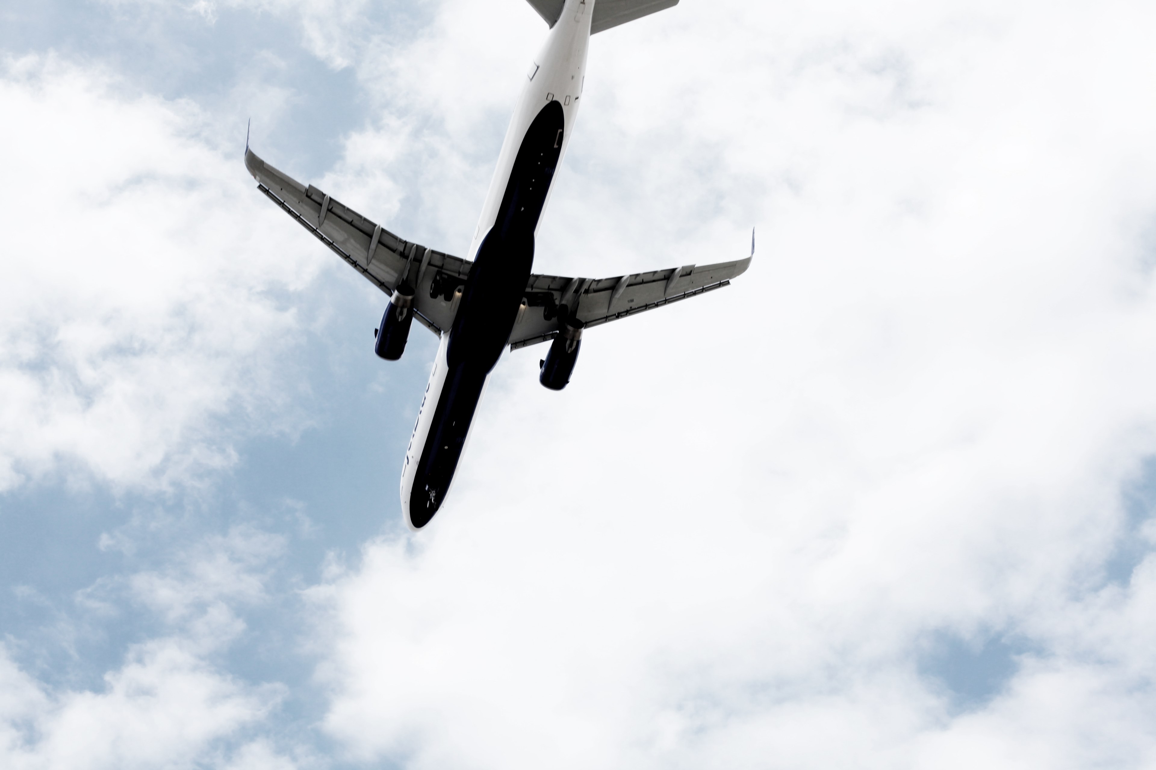 the bottom of a passenger plane in midair, _airplane from below 4k, HD Wallpaper