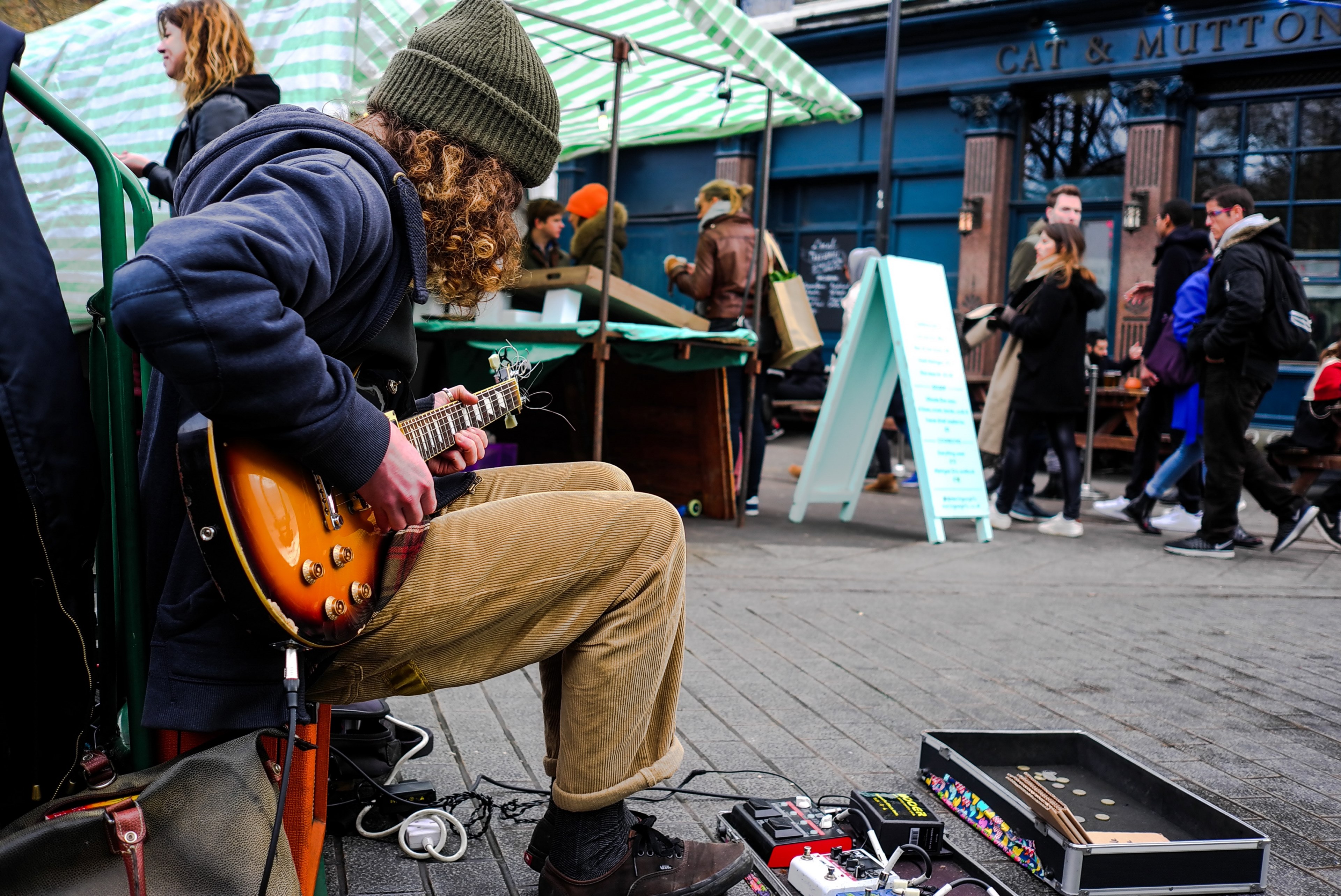 a young man in a beanie with an electric guitar busking in london, play 4k, HD Wallpaper