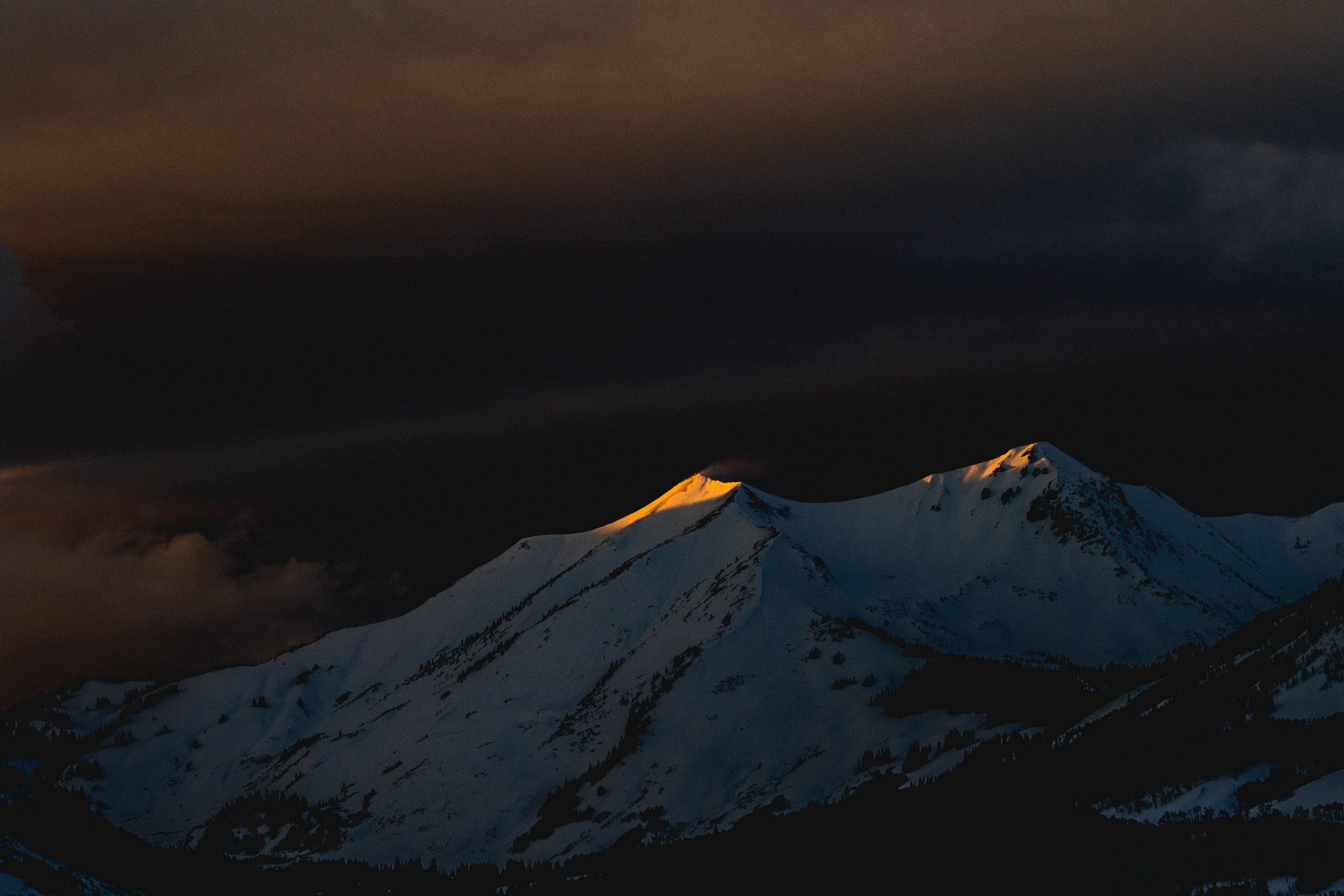 the last rays of sun on the peaks of a snowy mountain at dusk, last light_ 4k, HD Wallpaper