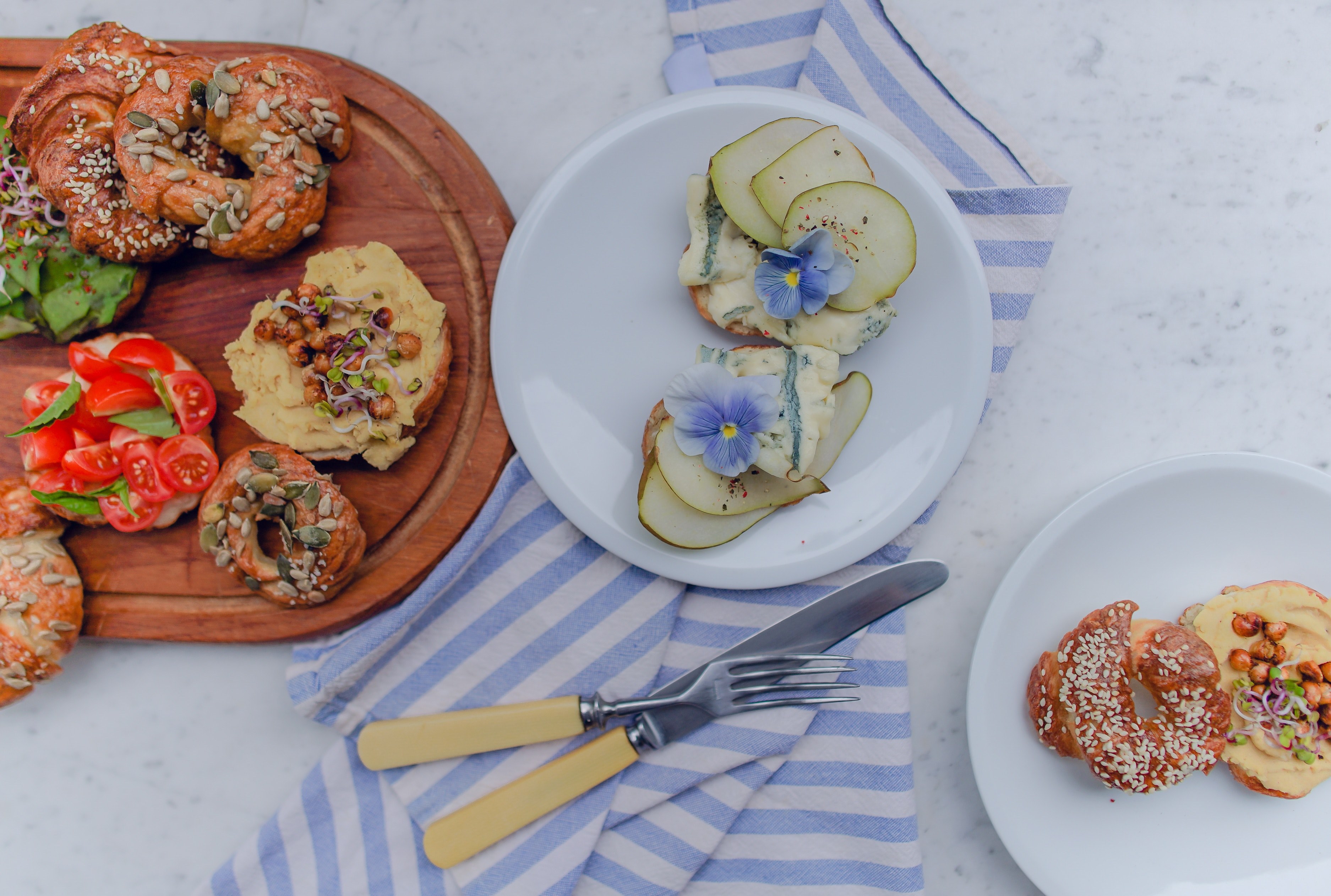 assortment of bagels with hummus tomatoes and various toppings, picnic lunch 4k, HD Wallpaper