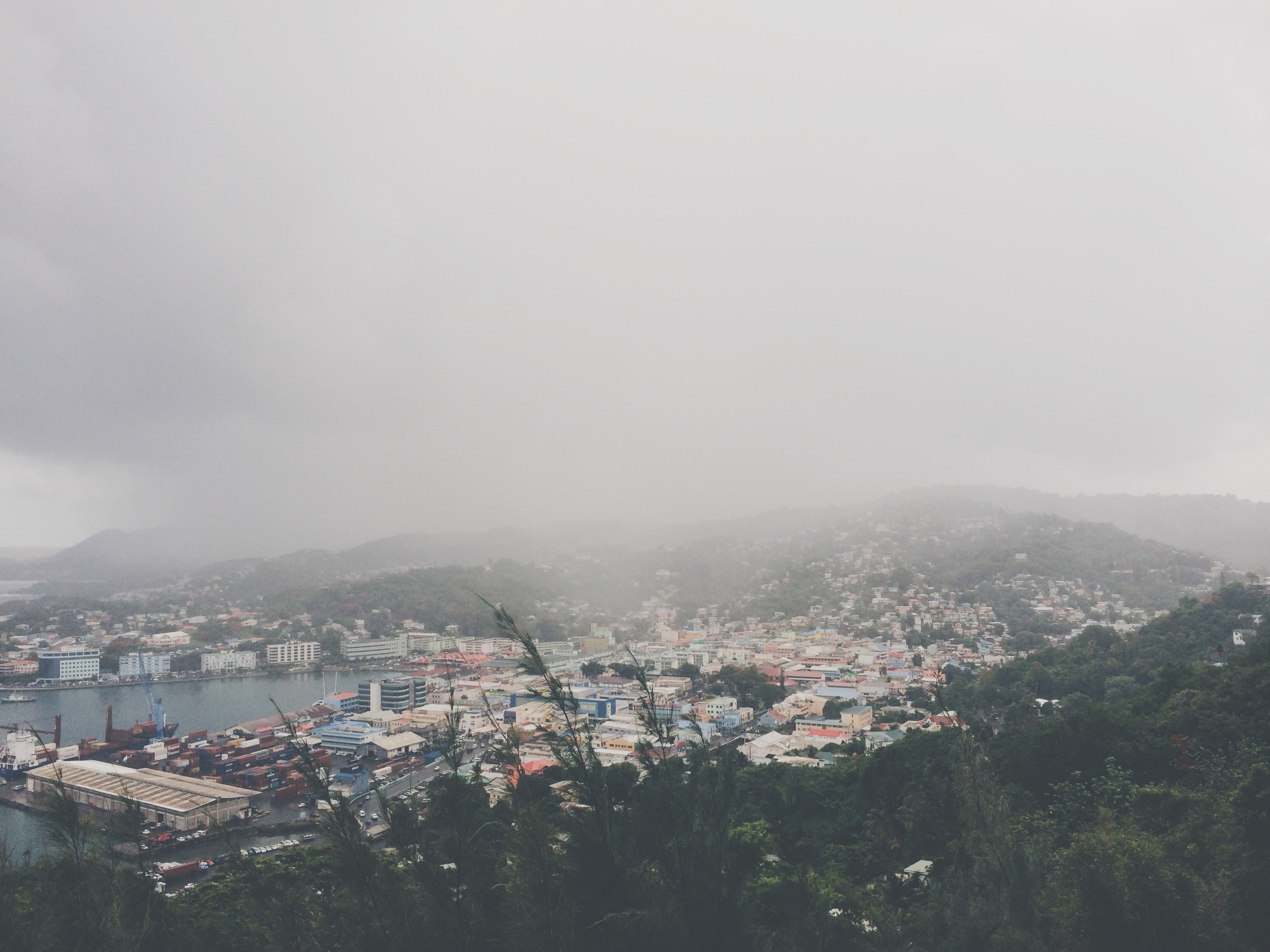 fog shrouds a crowded cityscape on a cloudy day, foggy cityscape 4k, HD Wallpaper