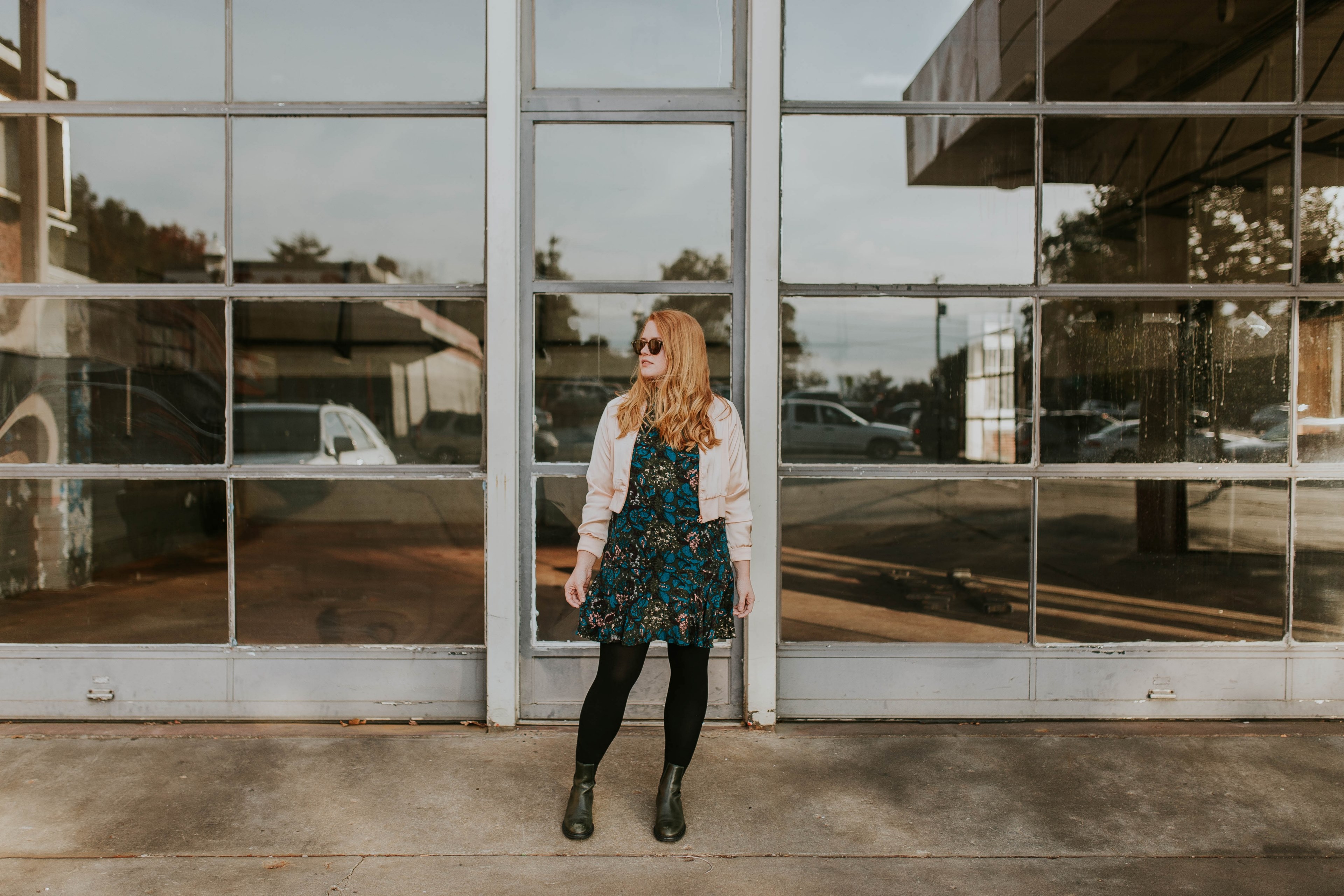 a fashionable young woman in sunglasses standing near a storefront, window reflecting cars 4k, HD Wallpaper