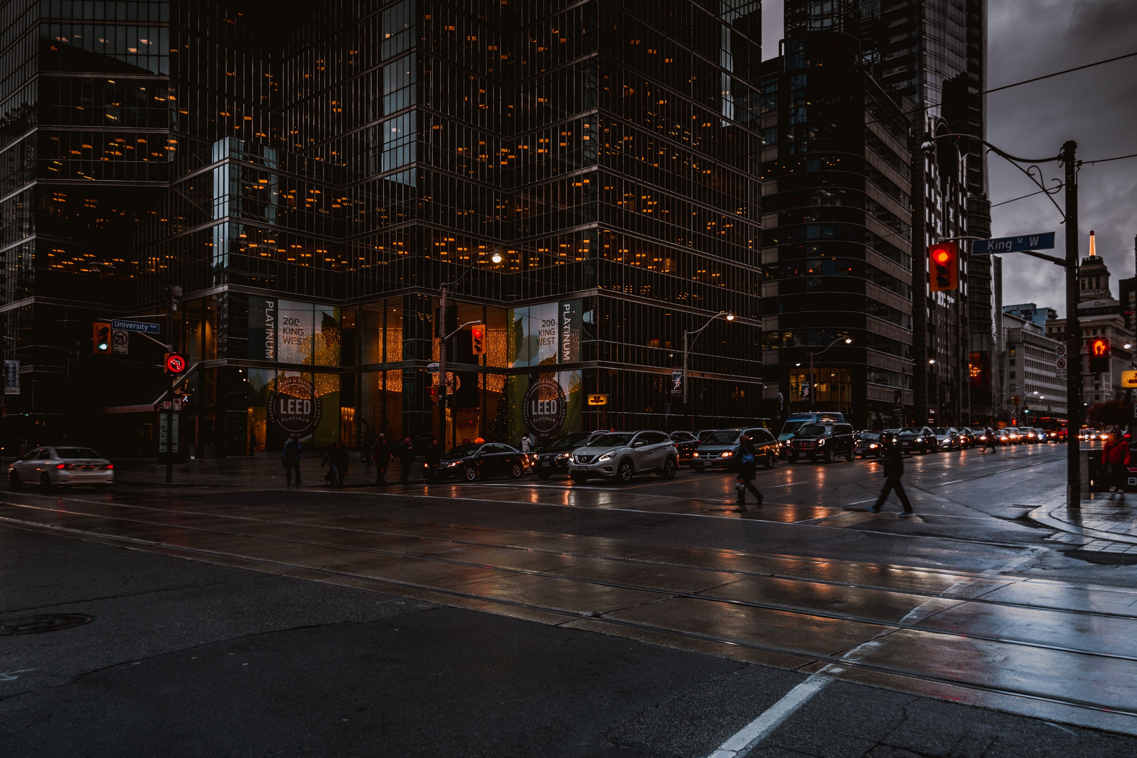 silhouettes of pedestrians crossing a wet street in toronto, dark town 4k, HD Wallpaper