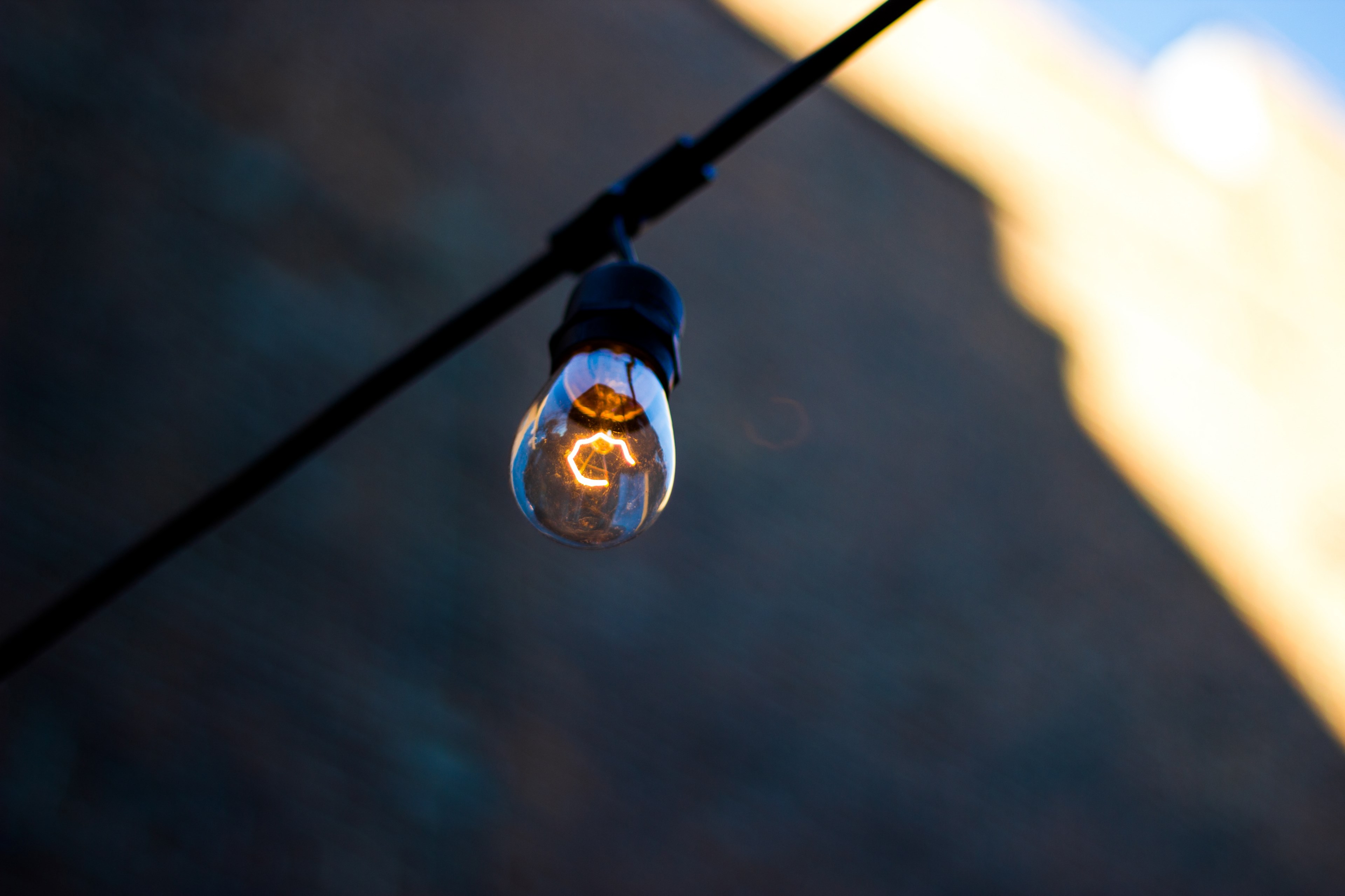 a single light bulb hanging on a black cable in new orleans, light bulb in the city 4k, HD Wallpaper