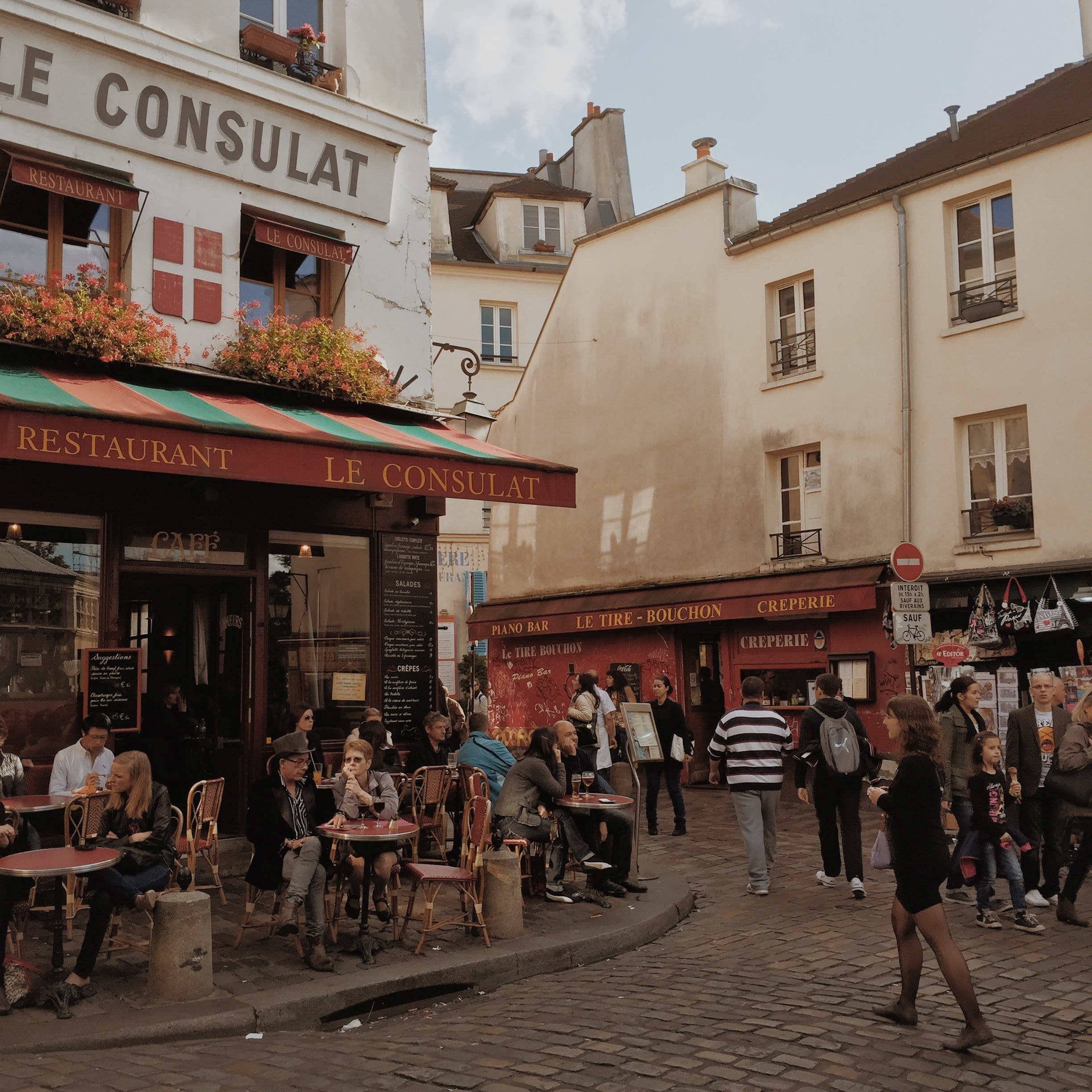 montmartre pari person and cafe 4k, HD Wallpaper