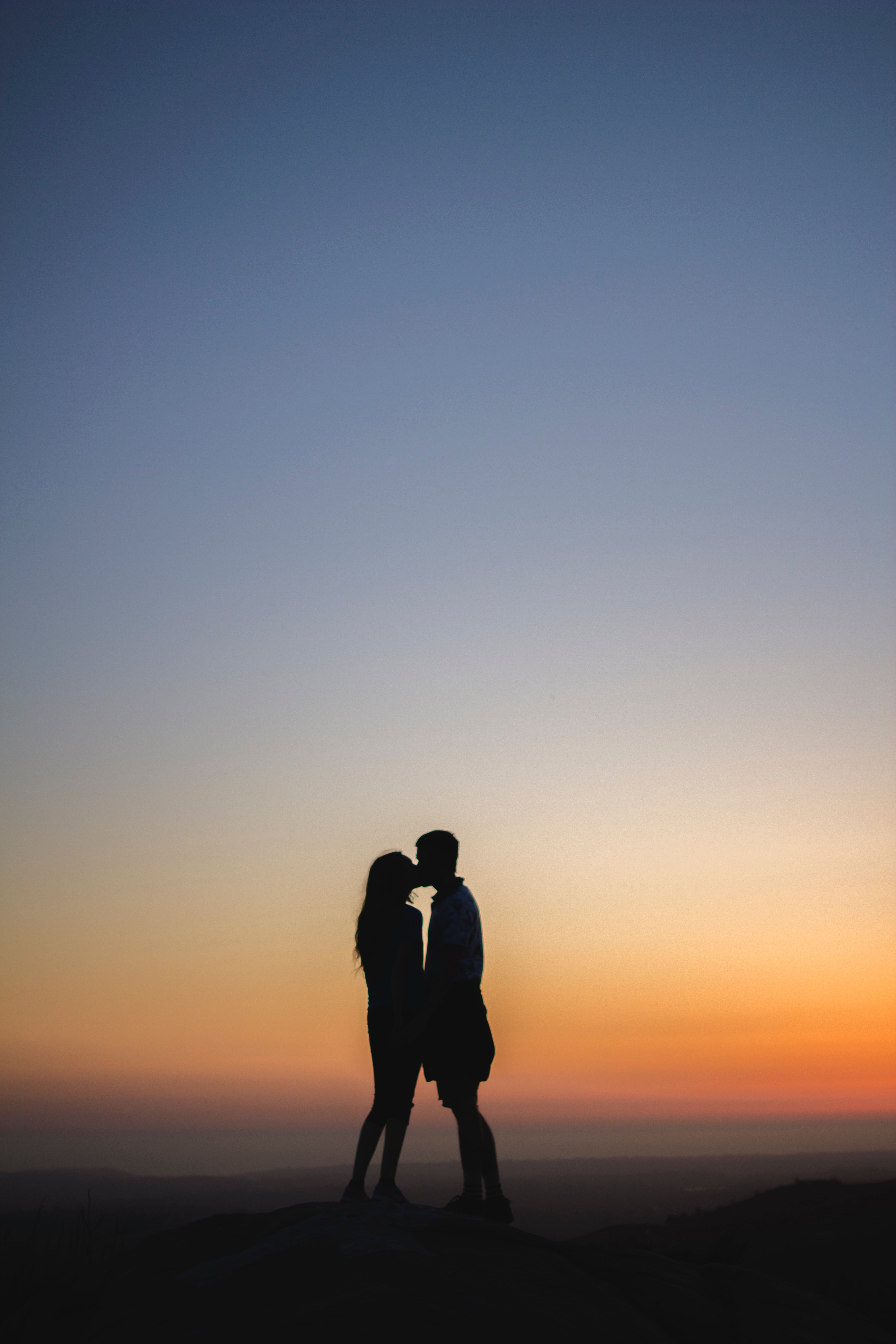 two people kiss silhouetted against a sunset sky, sunset dream 4k, Phone HD Wallpaper