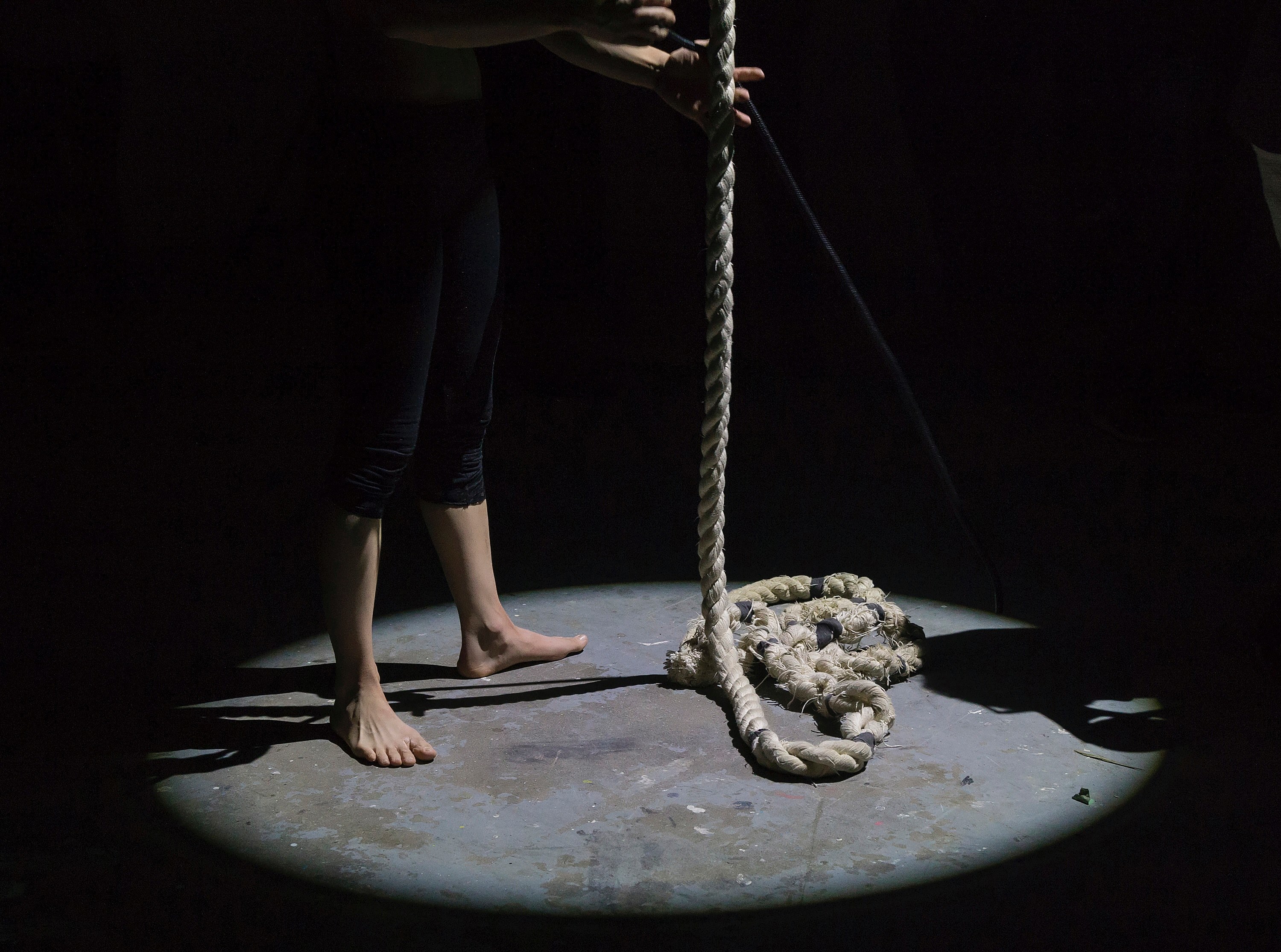 a barefoot person holding rope under a spotlight, dancers feet and rope 4k, HD Wallpaper