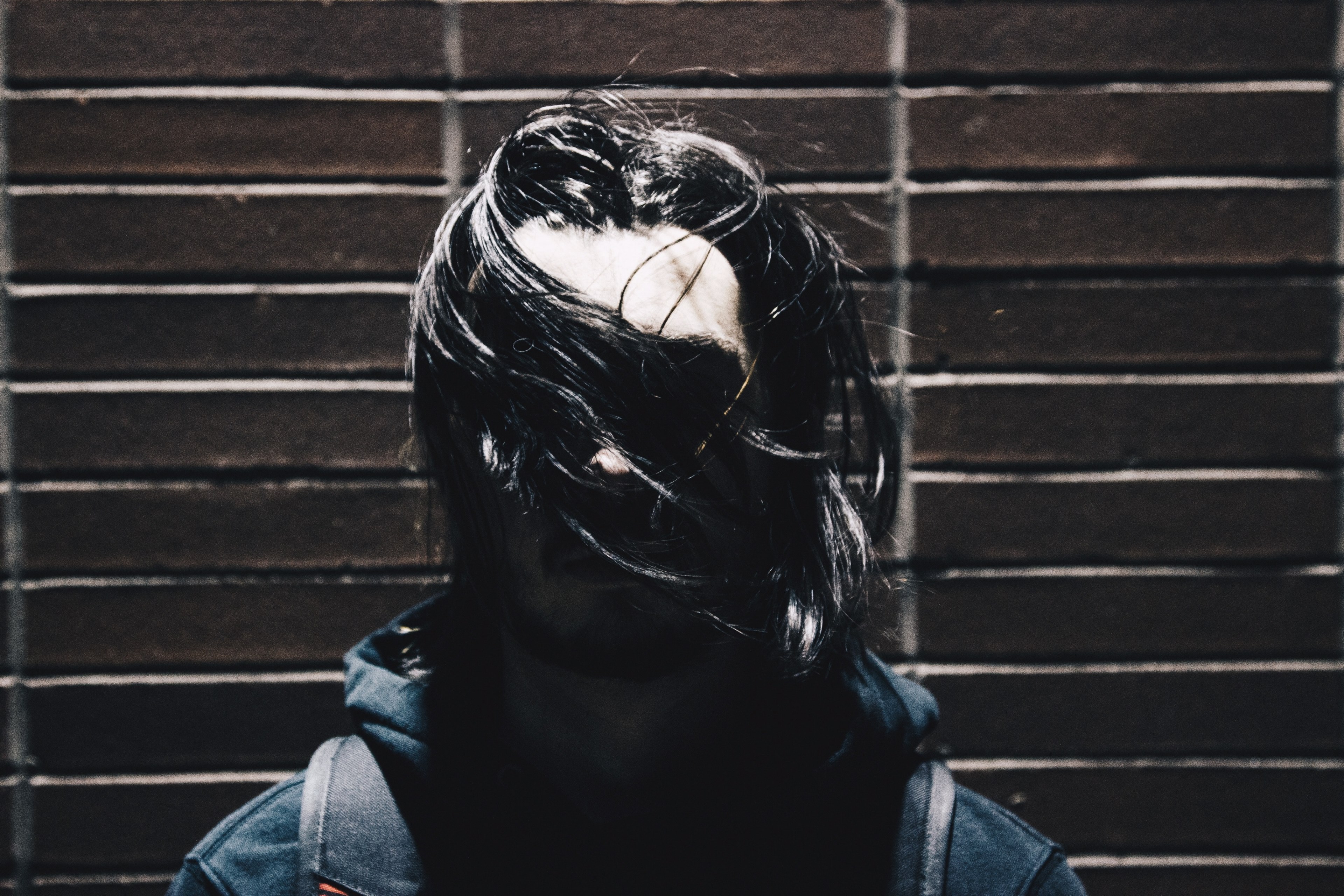a man wearing a hoody jacket with his long hair covering his face in toronto, mans face covered with hair 4k, HD Wallpaper