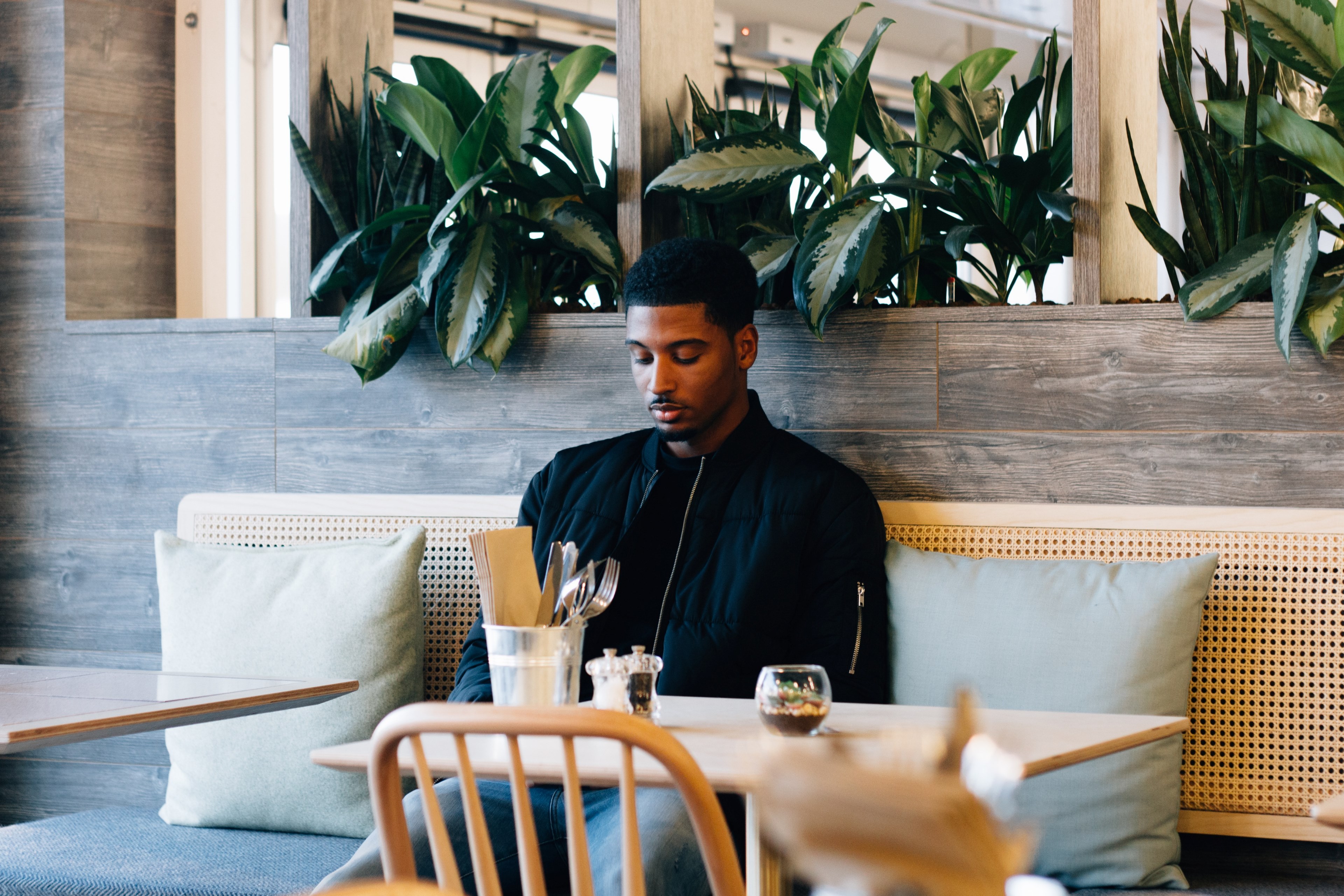 man male cafe and bar 4k, HD Wallpaper