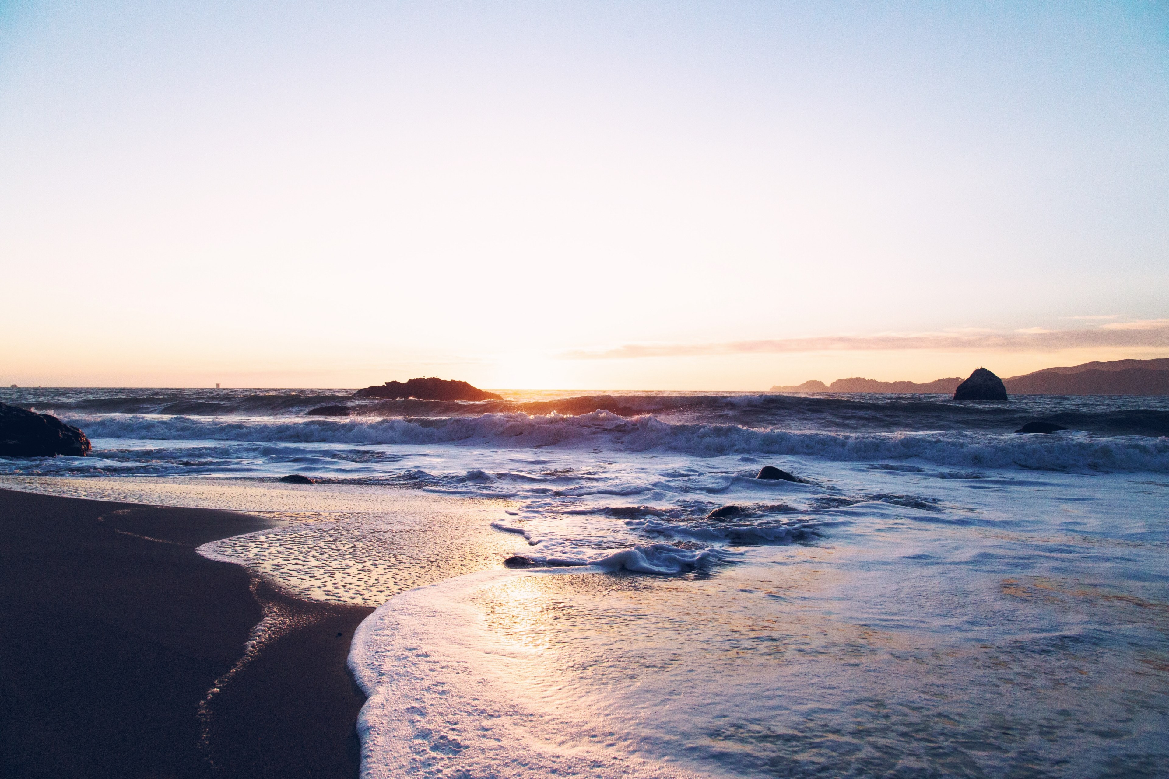 landscape view of lonely beach with the busy ocean at sunrise, wavy ocean at beach 4k, HD Wallpaper