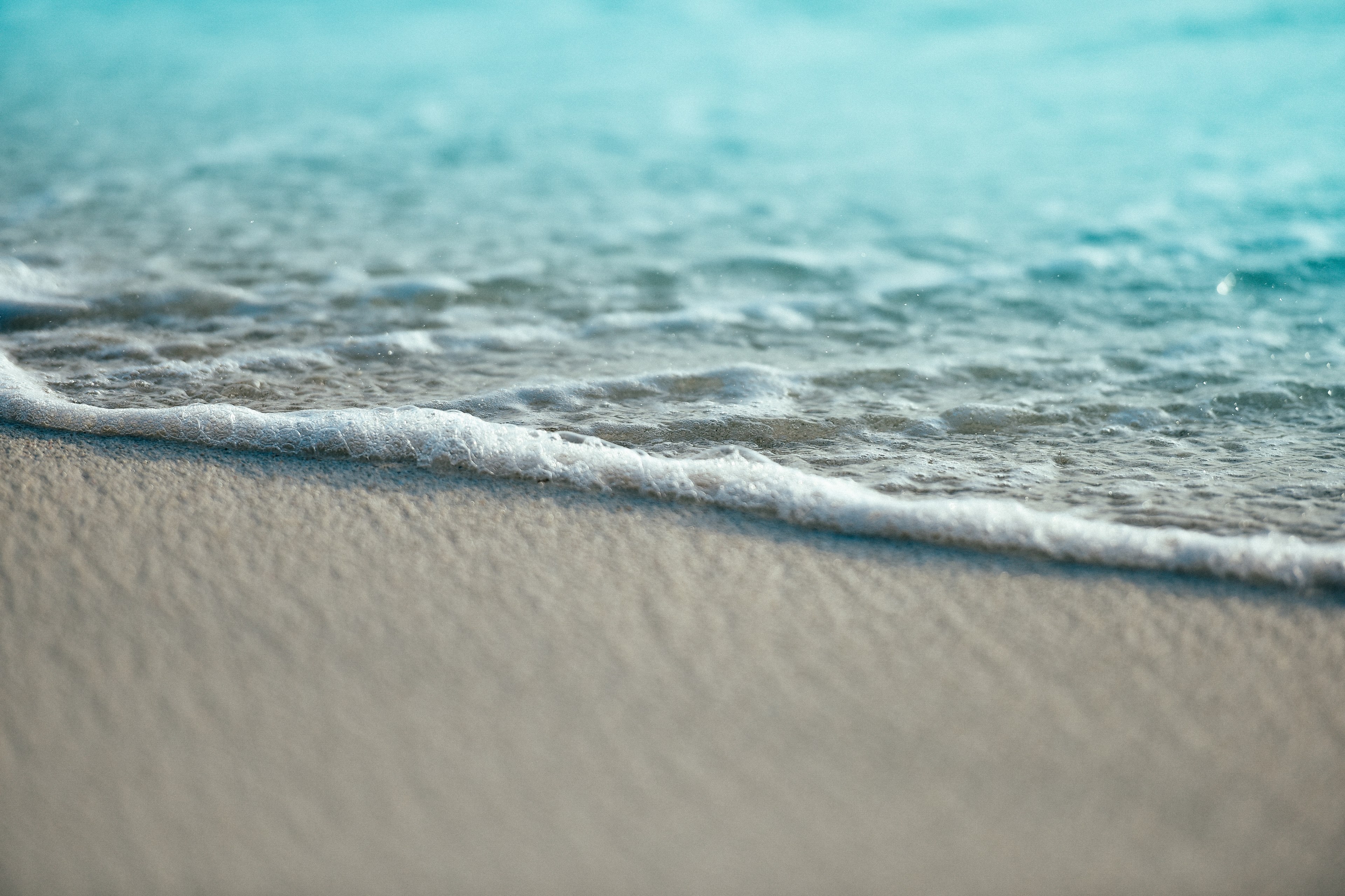 ocean foam washing on a sand beach in kudafari, ocean foam on a sand beach 4k, HD Wallpaper