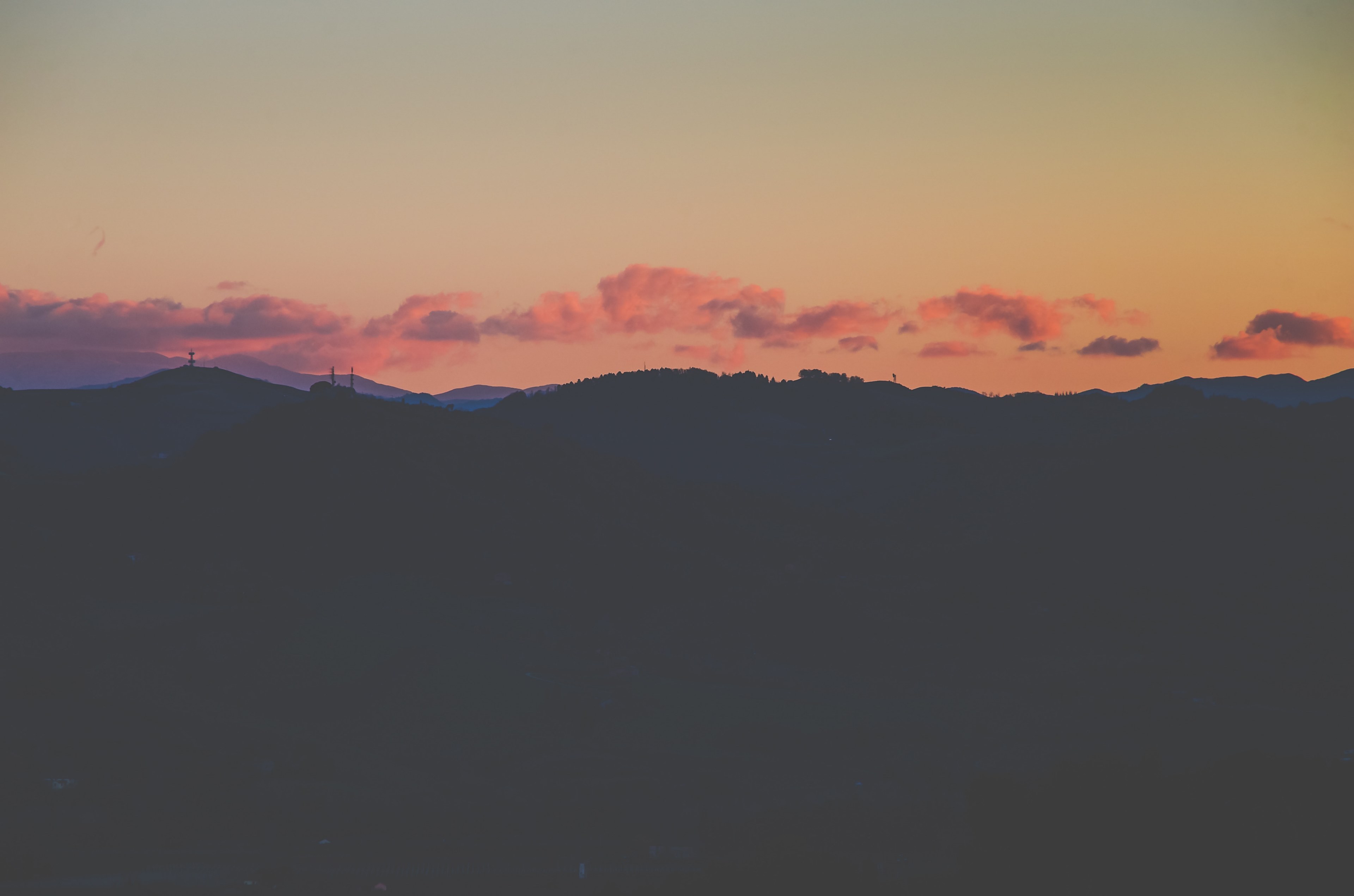 the mountain range in olmatello with orange clouds during sunset, skyline 4k, HD Wallpaper
