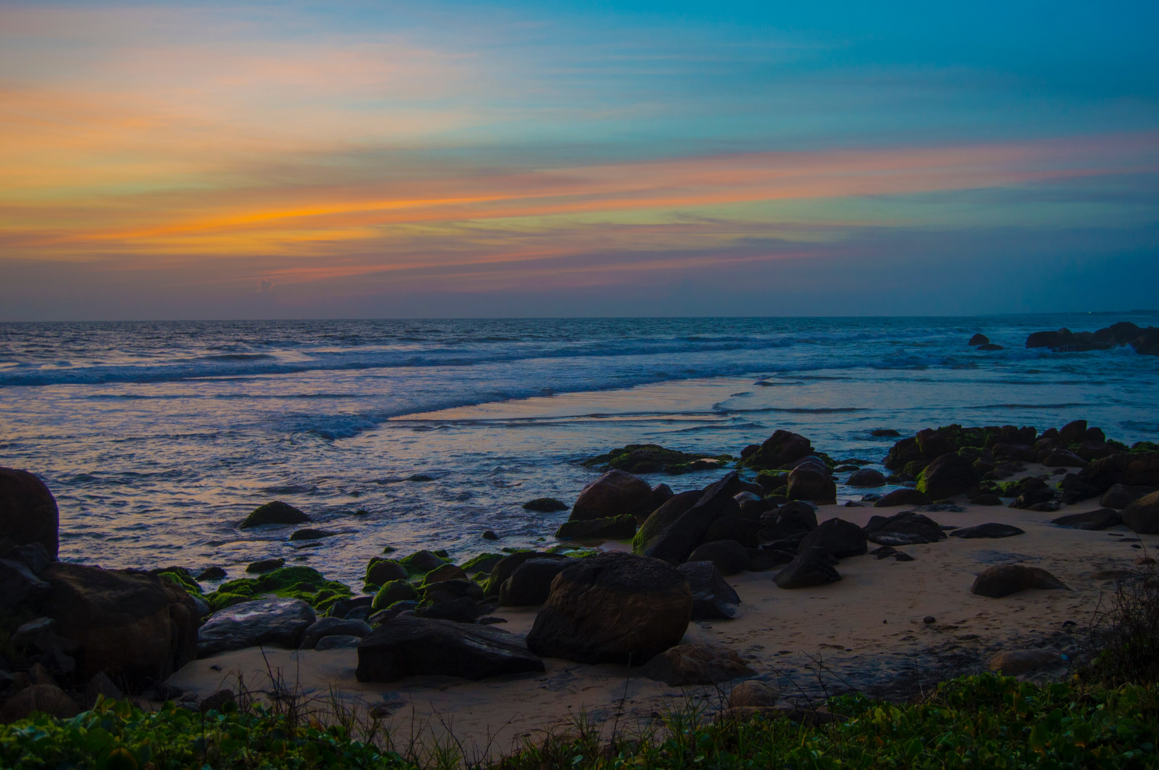 ocean horizon viewed from a sandy and rocky coast in kovalam at sunset, ocean after sunset 4k, HD Wallpaper