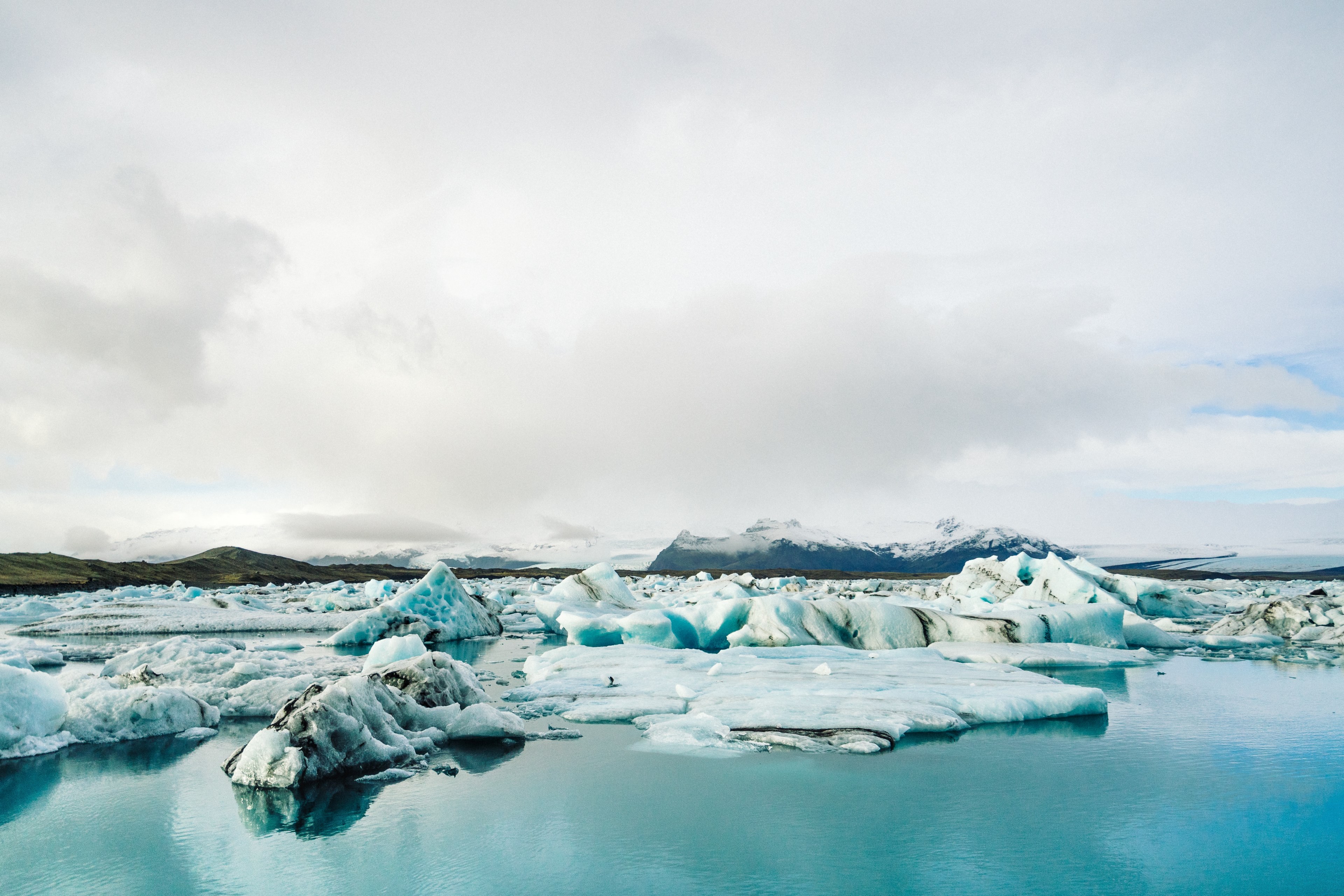 small icebergs in bright turquoise blue water with thick clouds above, vatnajkull glacier iceland 4k, HD Wallpaper