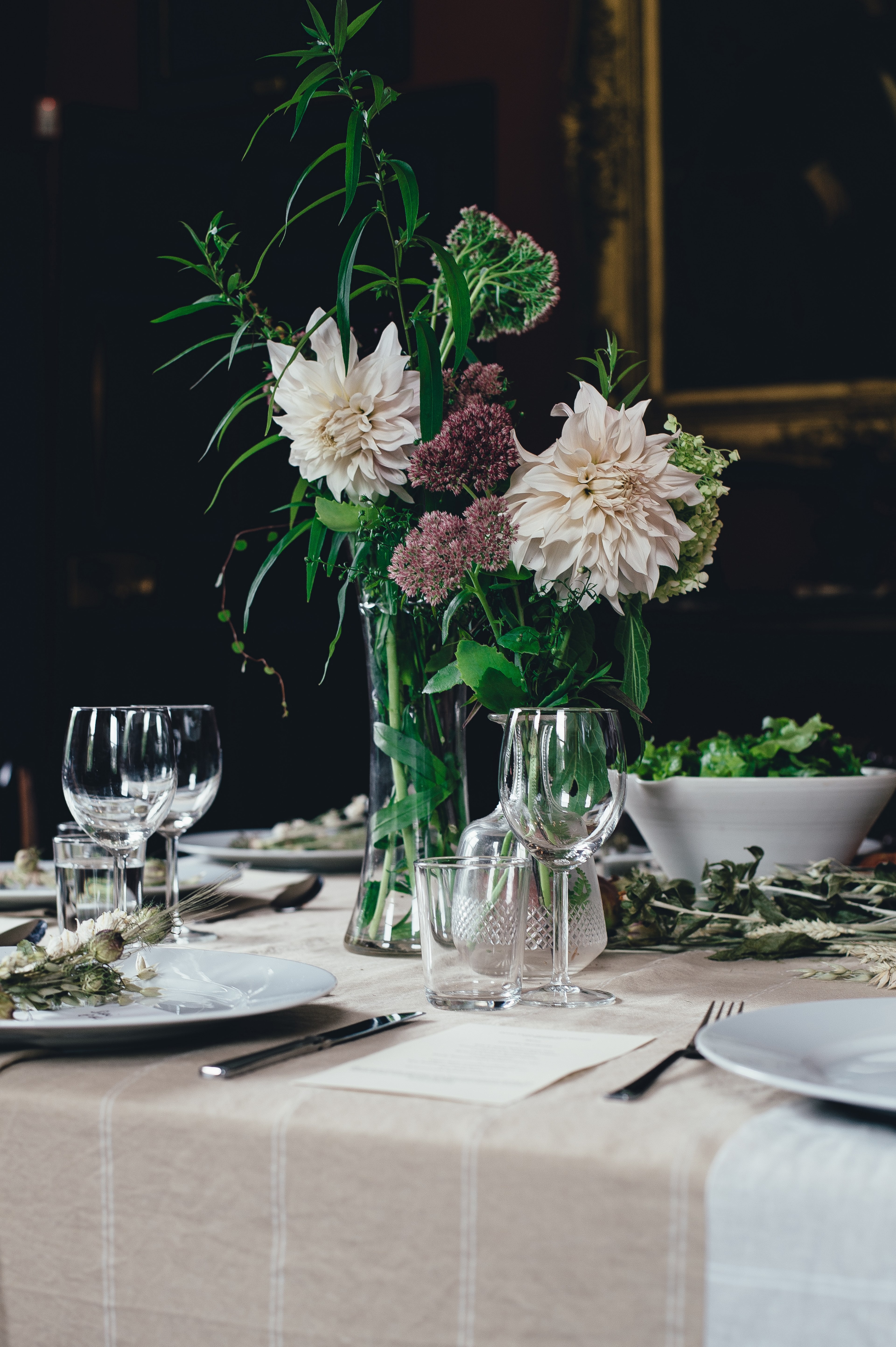 a set table with flowers in vases empty plates and wine glasses, elegant dinner table 4k, Phone HD Wallpaper