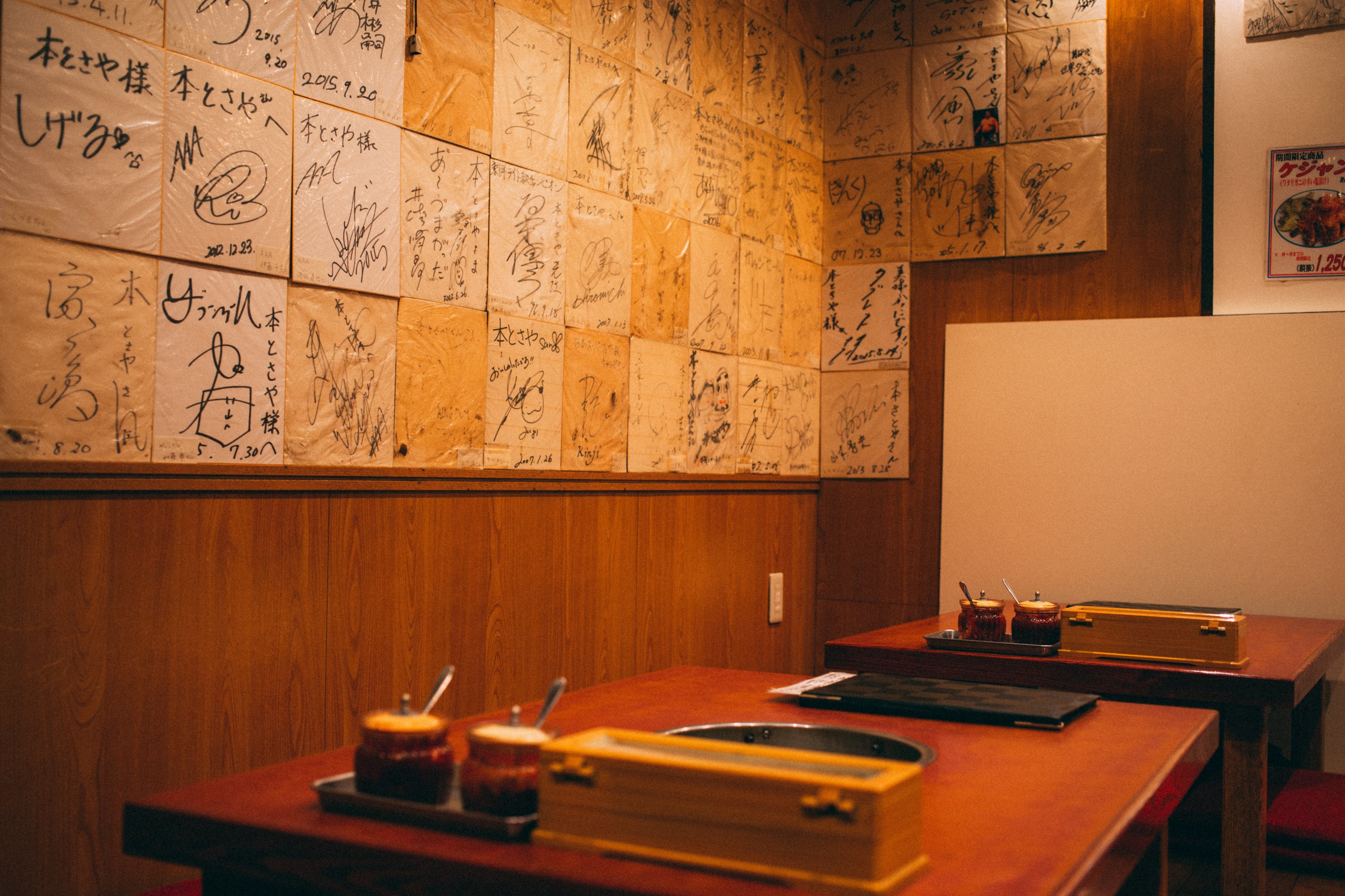 table games in a cafe with black scribbles and drawings on the wall, _table game cafe 4k, HD Wallpaper