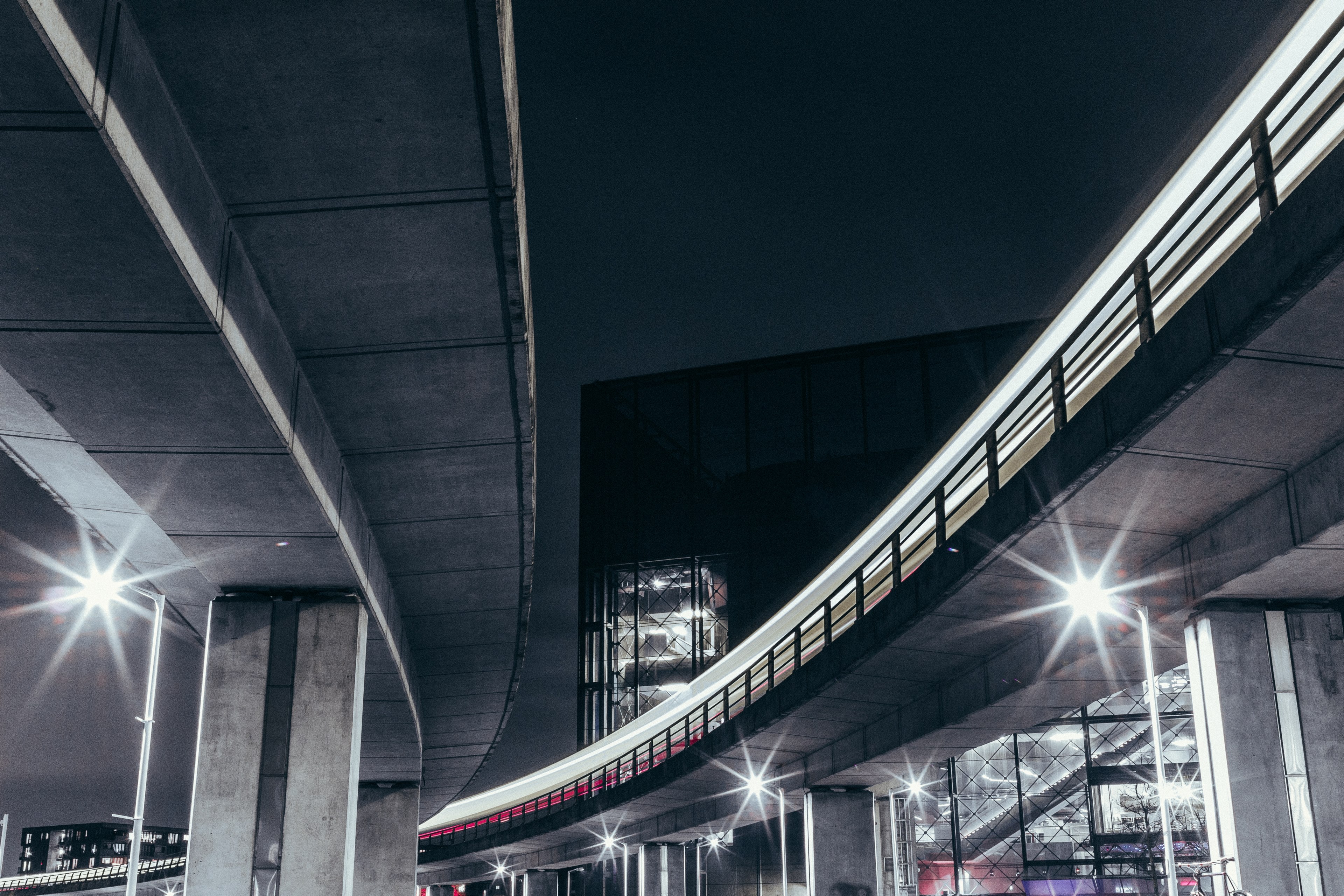 bright lights under a curving overpass in copenhagen at night, metro 4k, HD Wallpaper