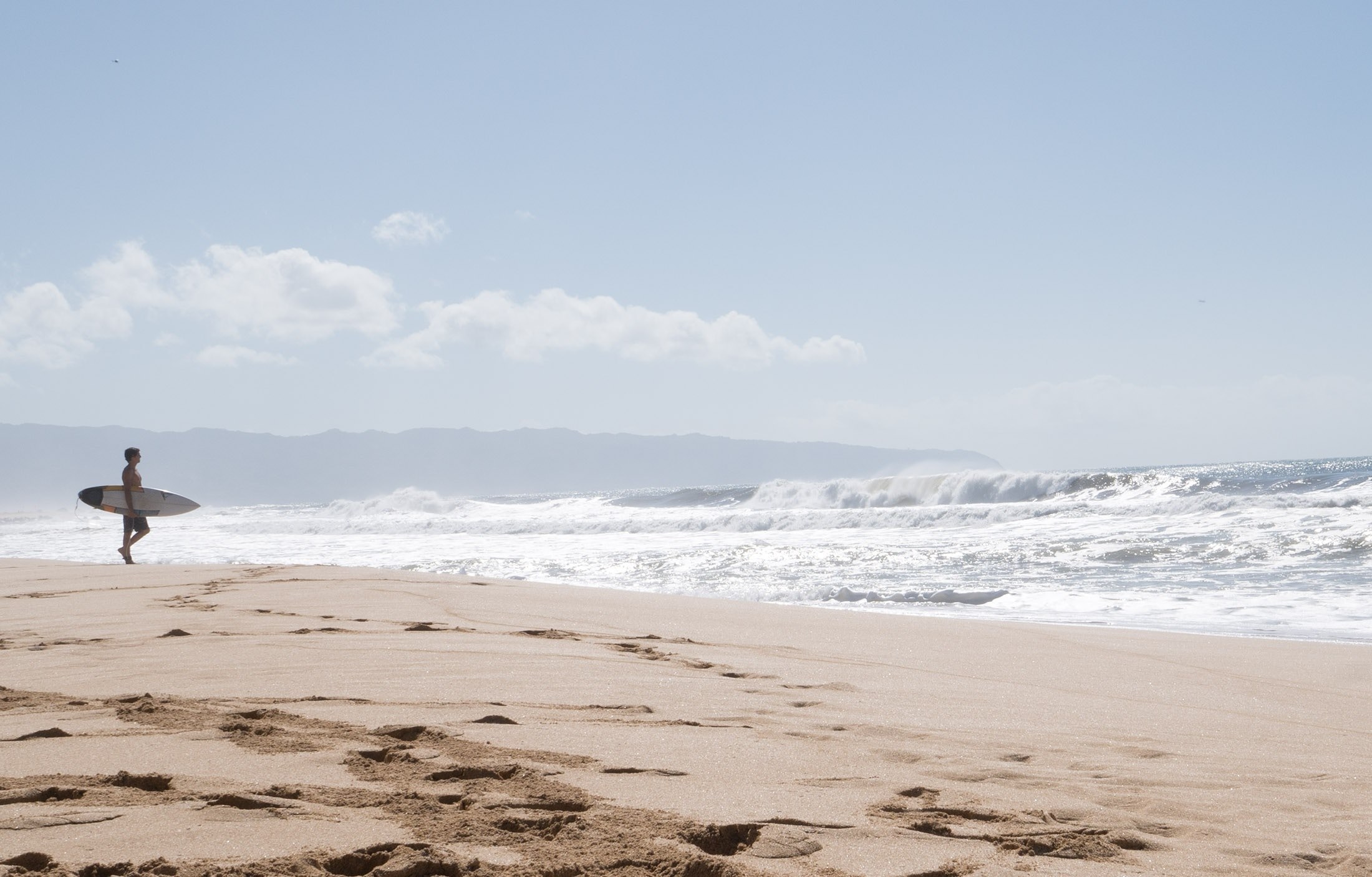 surfer on the sand beach in oahu walking towards rough ocean, north shore 4k, HD Wallpaper