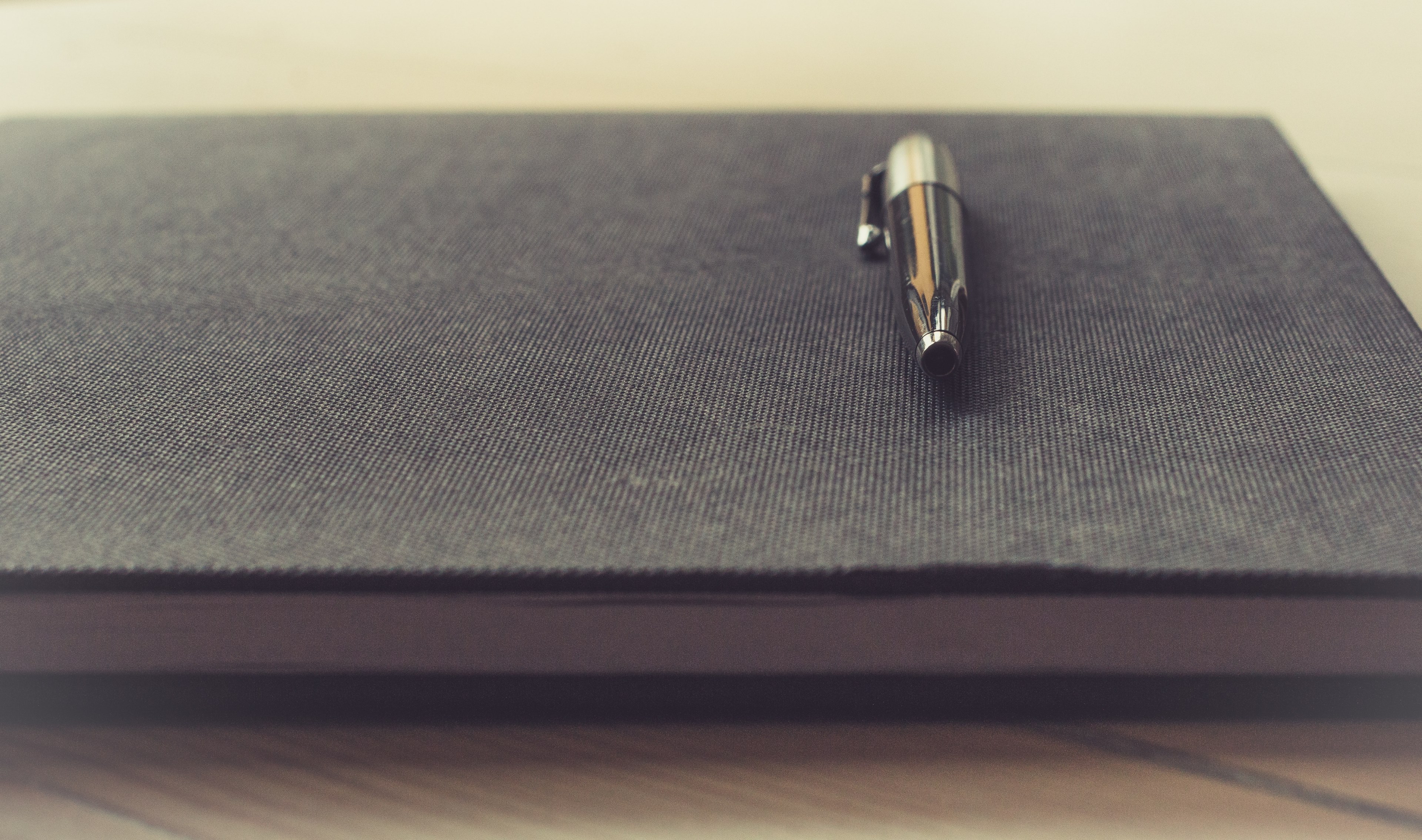 close up of a pen on a black notebook, pen on a notebook 4k, HD Wallpaper