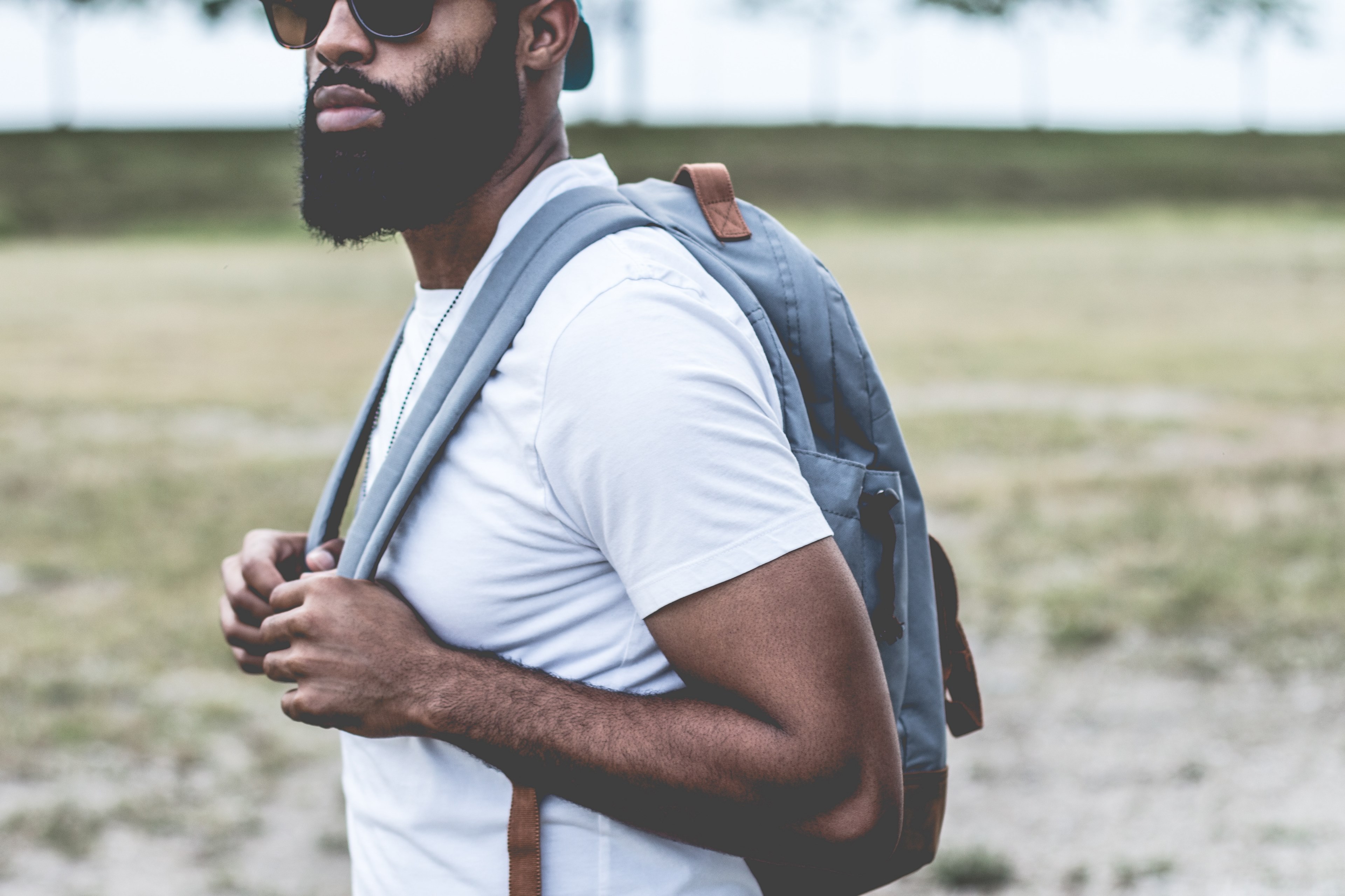 man with a beard and sunglasses wearing a backpack outside, pack a bag 4k, HD Wallpaper