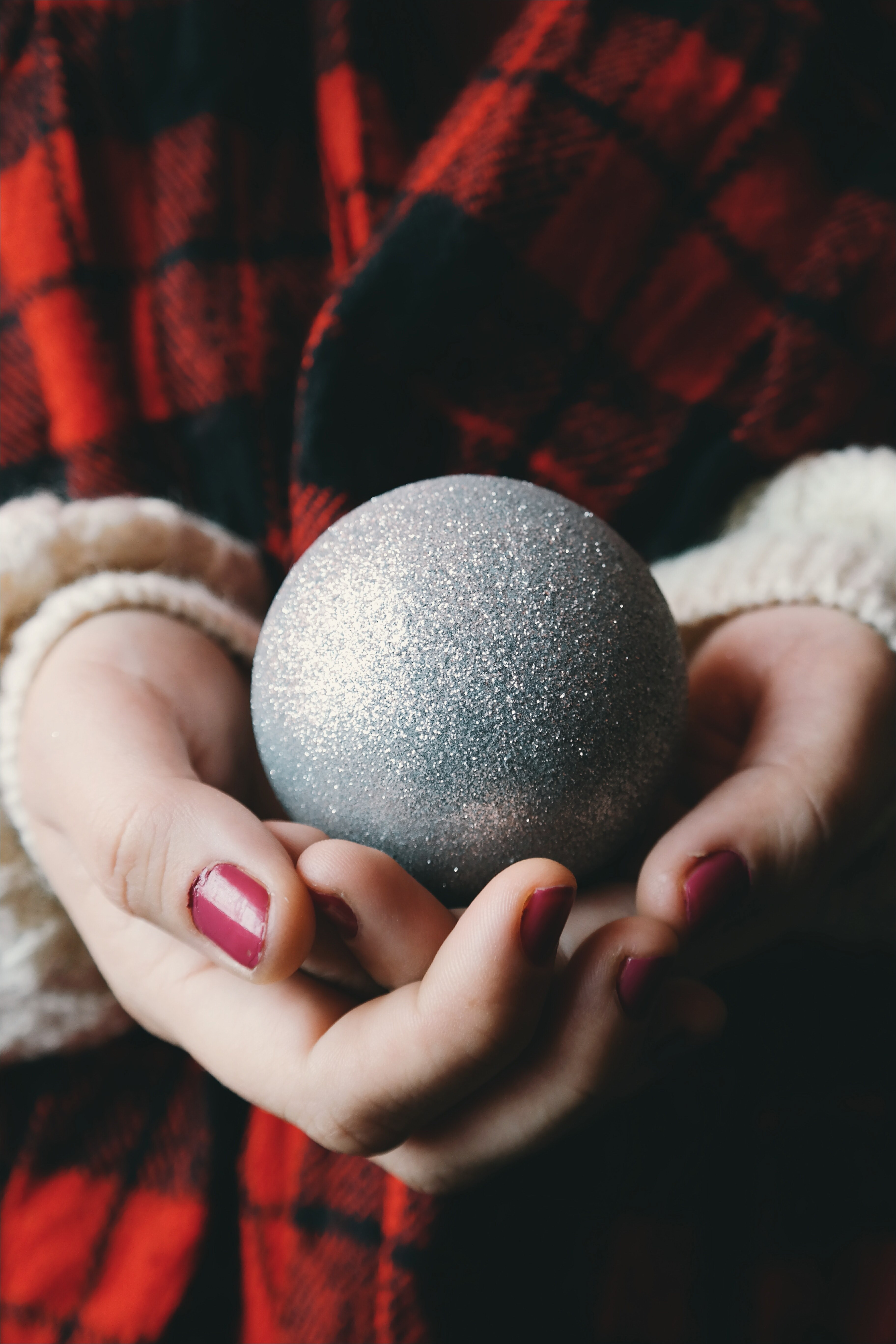a woman with red painted nails holding a silver christmas ornament, _holding silver xmas ornament 4k, Phone HD Wallpaper