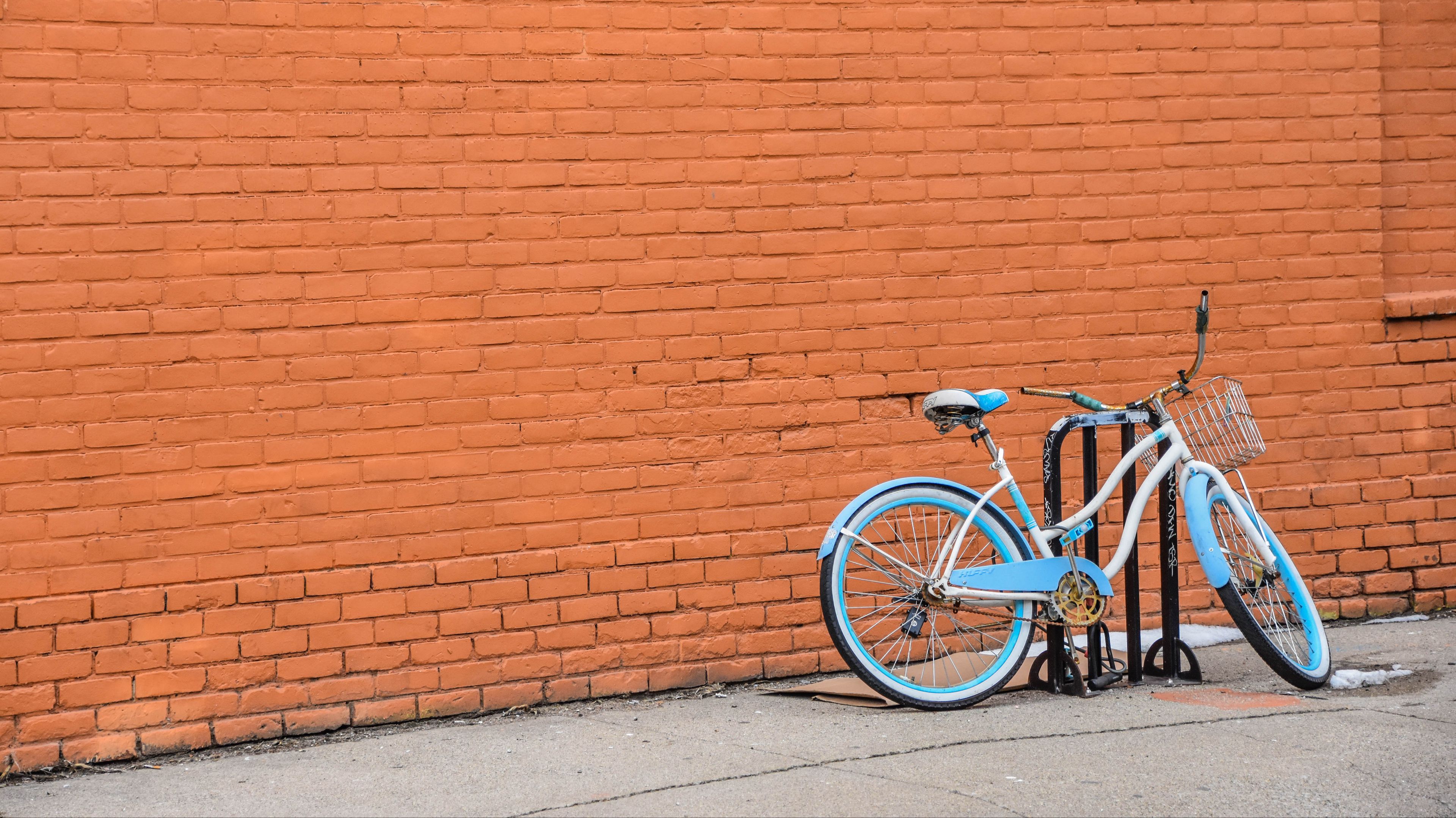 bicycle, parking, wall, 4k, HD Wallpaper