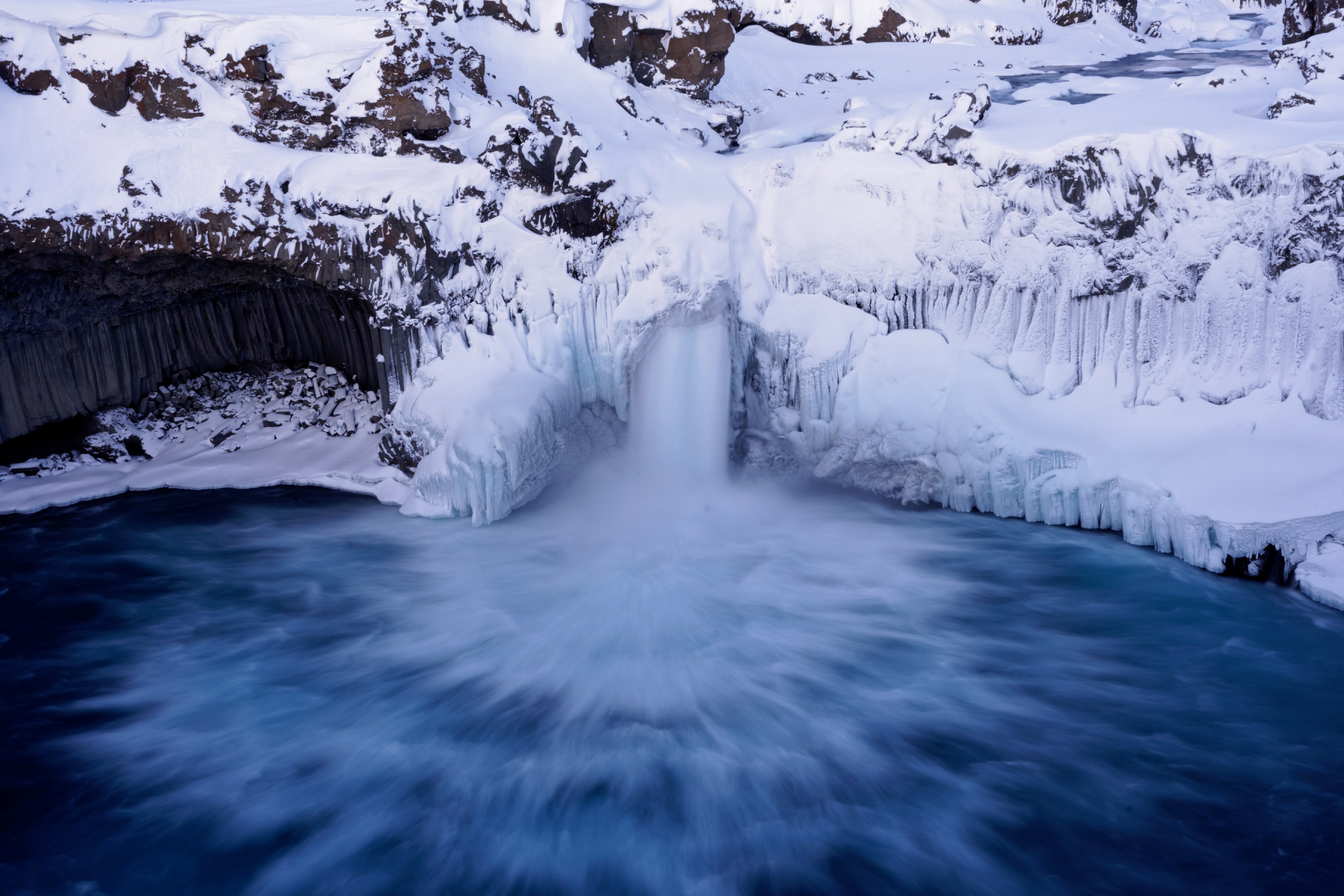 a waterfall flowing in the ocean at aldeyjarfoss in iceland, iceland winter waterfall 4k, HD Wallpaper