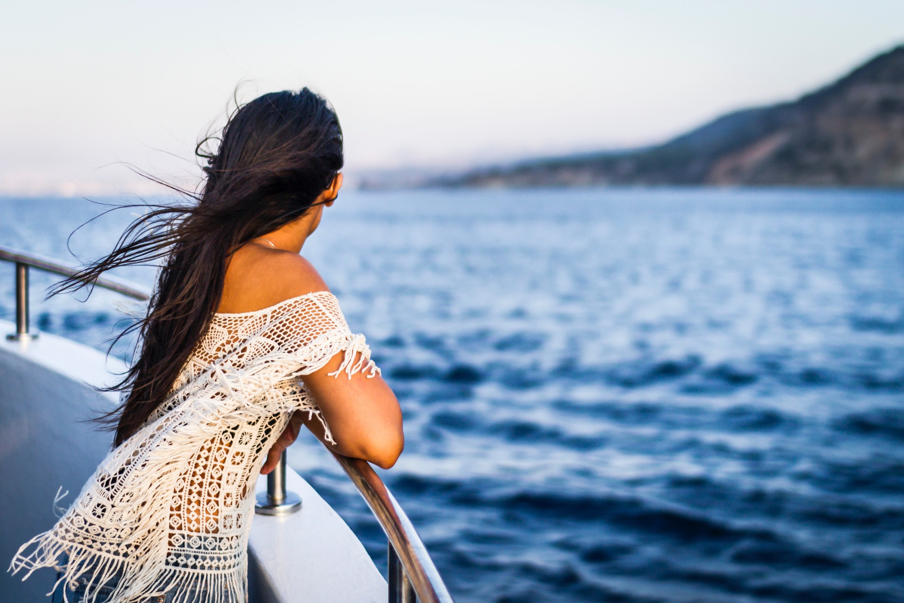 a woman staring out into the water while standing at the side of a boat, _cheveux au vent 4k, HD Wallpaper