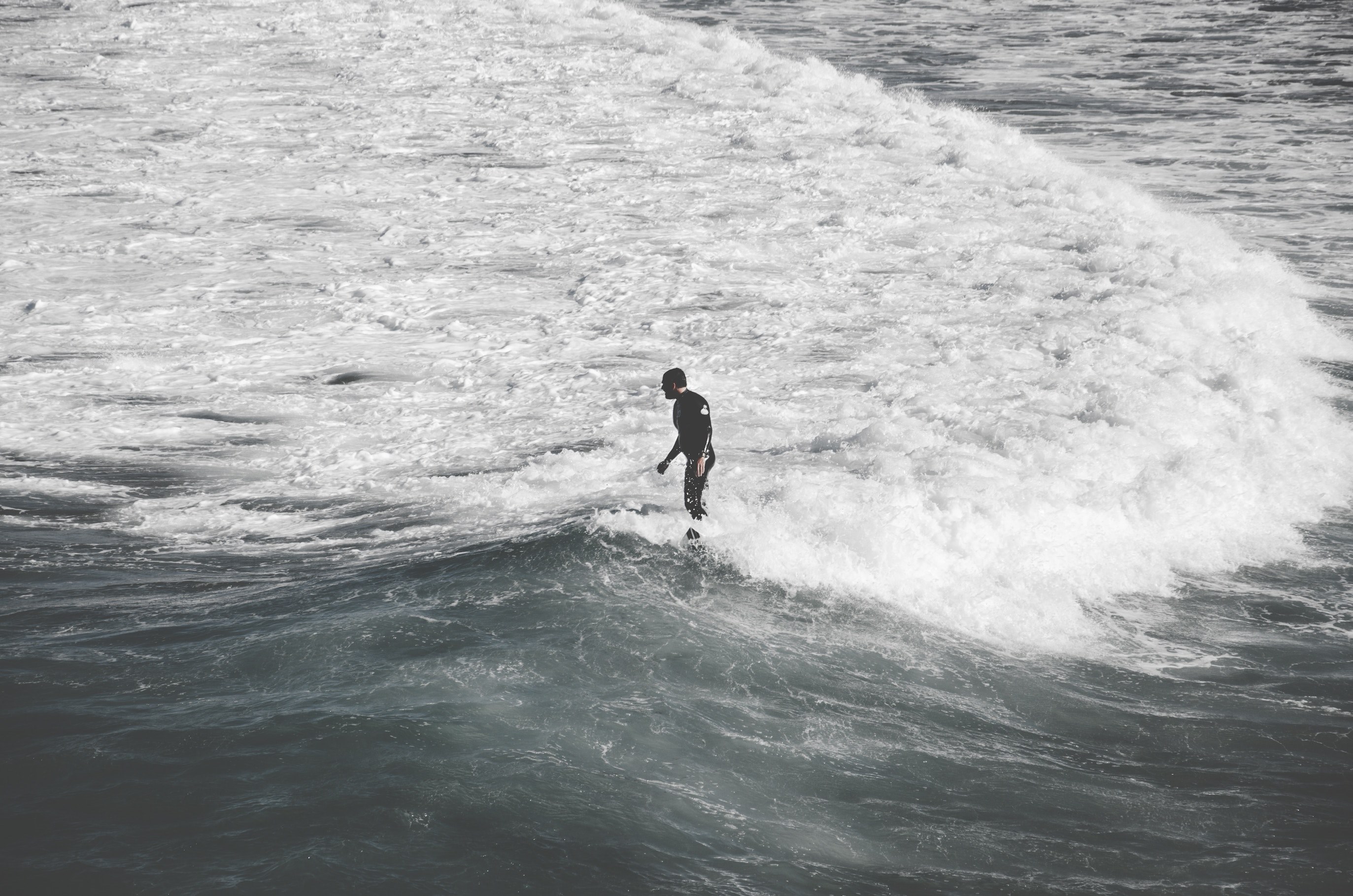 person standing in the ocean shallow water waves, the man amp the waves 4k, HD Wallpaper
