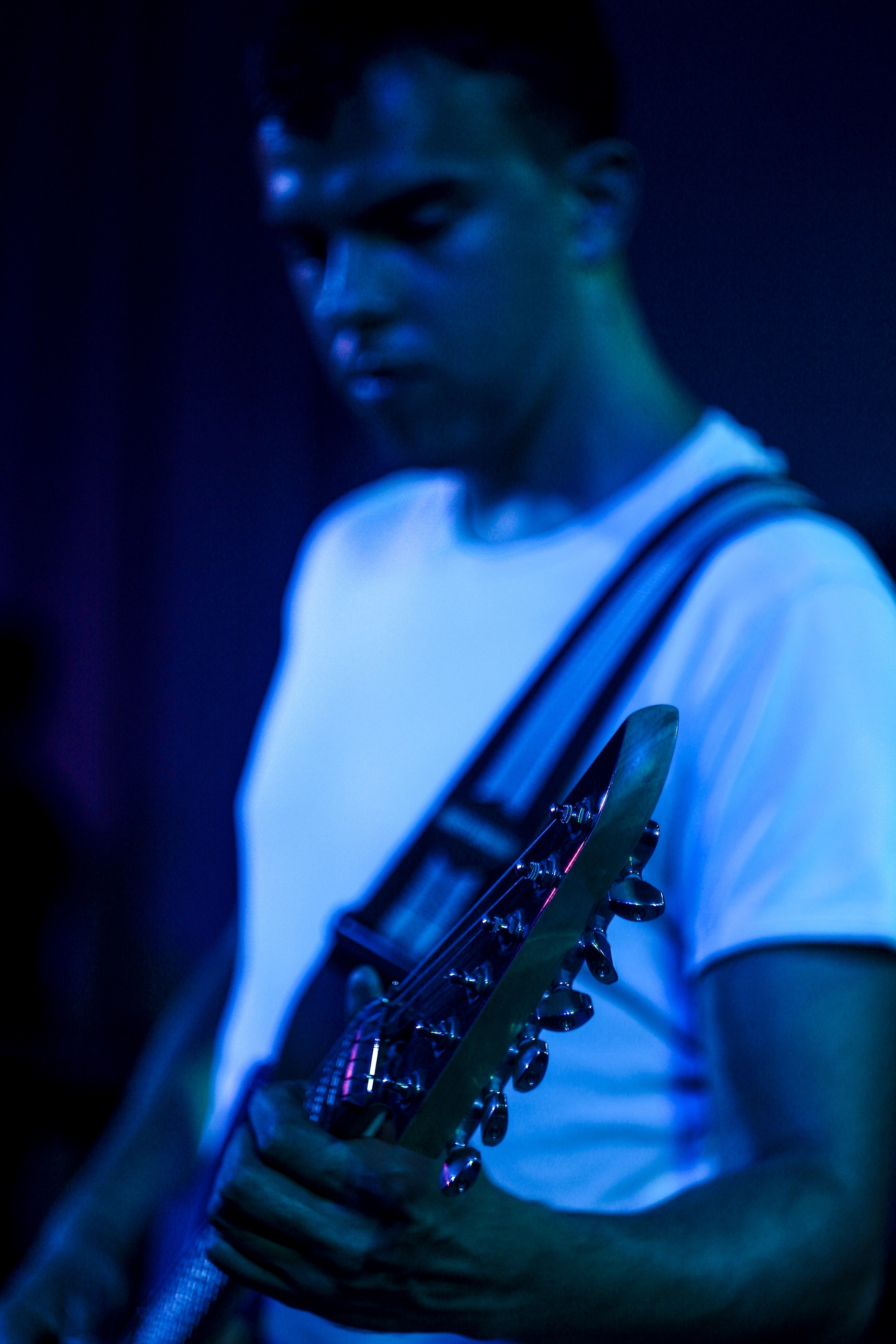 macro guitar player rock and concert hd, 4k, Phone HD Wallpaper