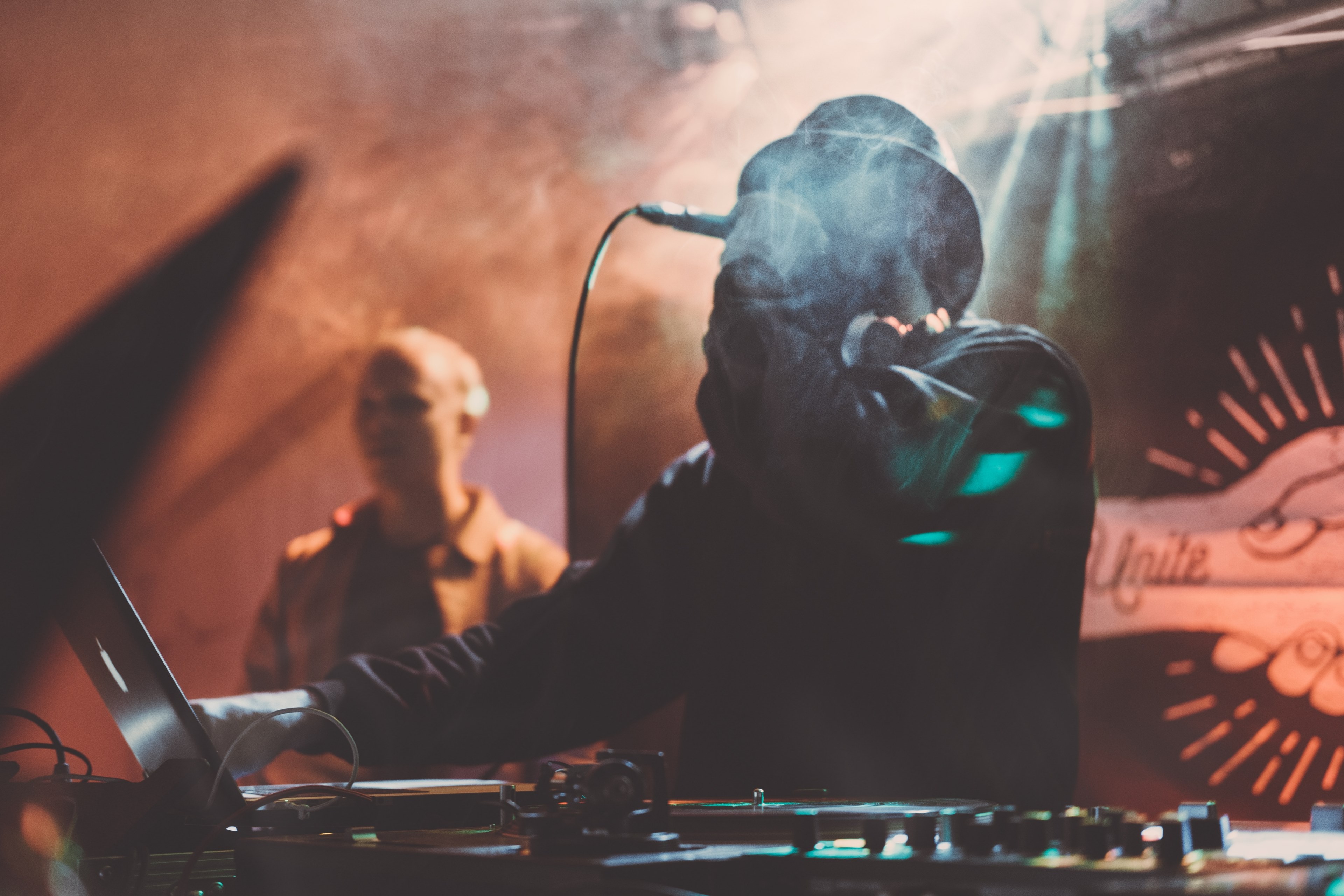 a fuzzy shot of a dj in a hat speaking into the microphone, hip hop dj with a microphone 4k, HD Wallpaper