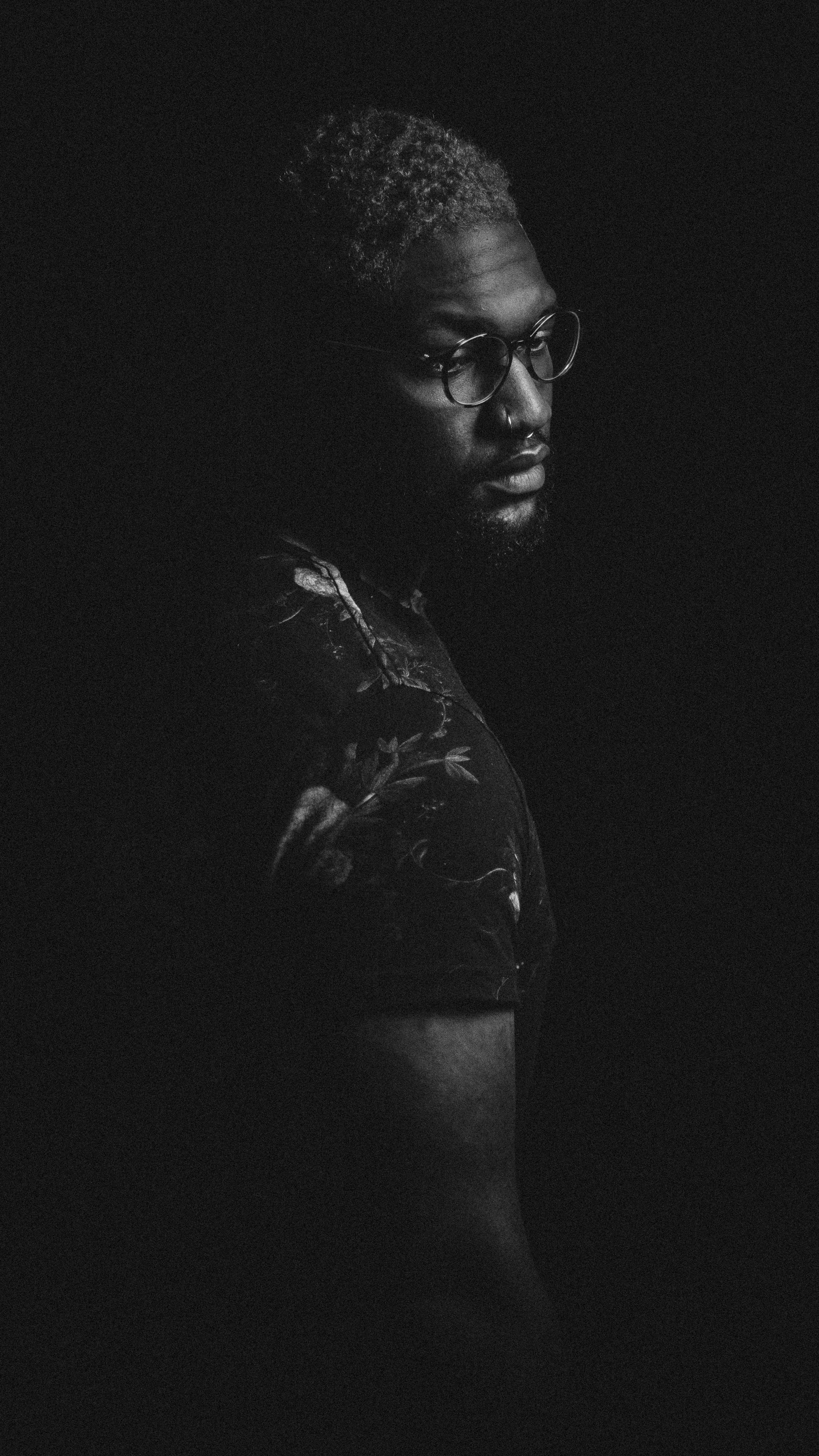 black and white shot of young man in glasses and t shirt in dayton, avery redic 4k, Phone HD Wallpaper