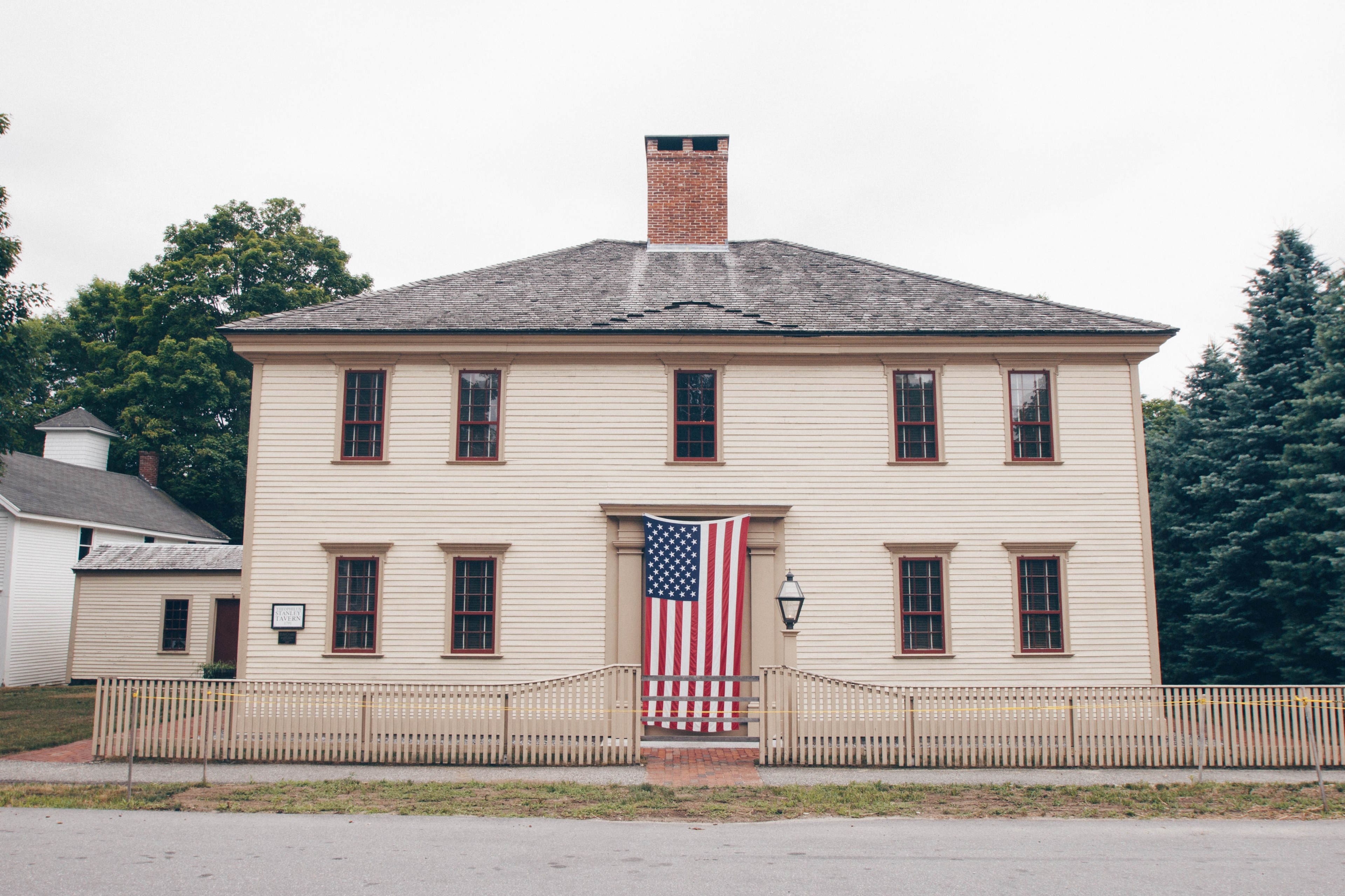 new england chimney fence and historical 4k, HD Wallpaper