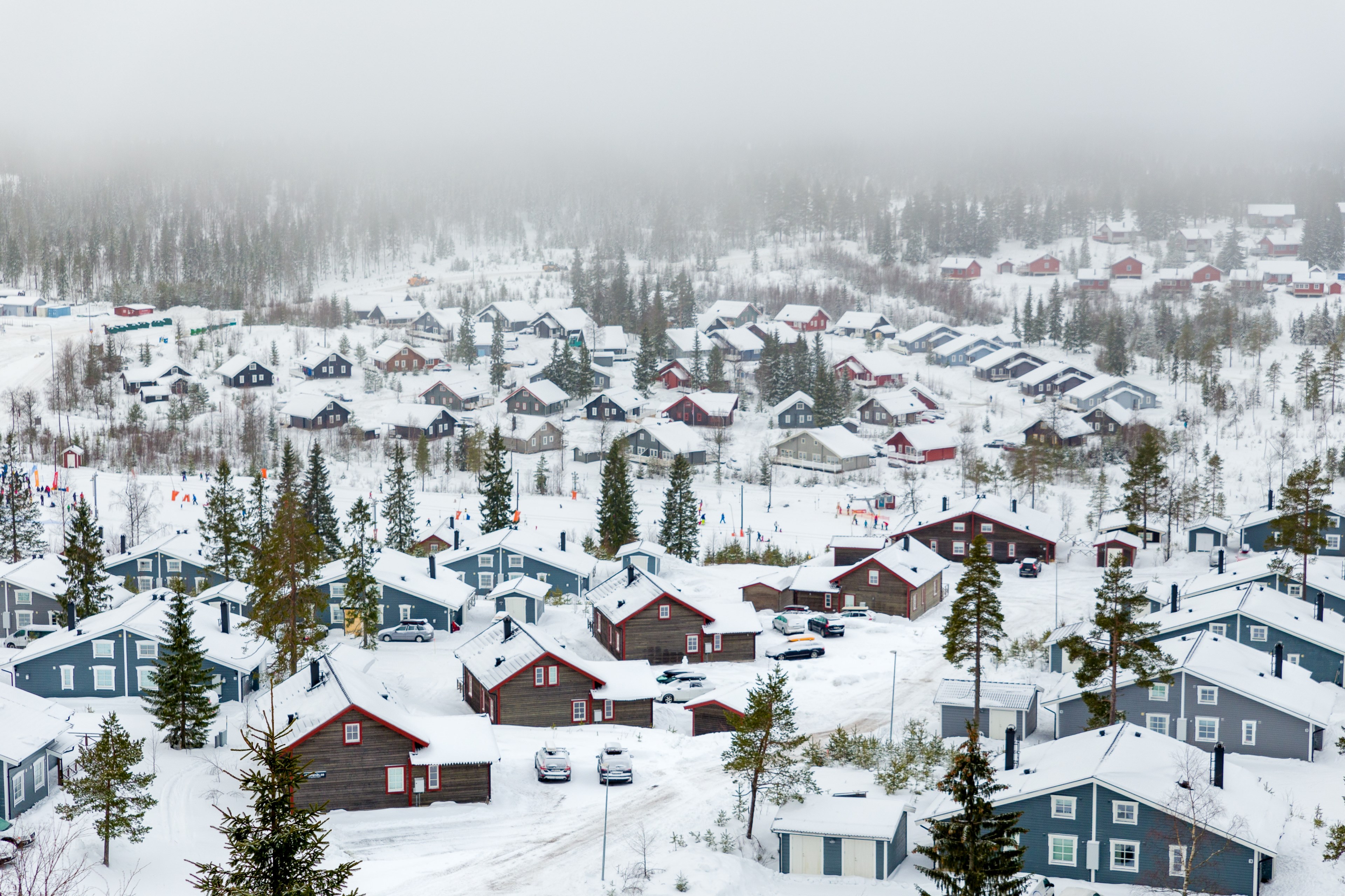 a drone view of buildings and houses at the large ski resort in brans skidanlggning sweden, sweden ski resort 4k, HD Wallpaper