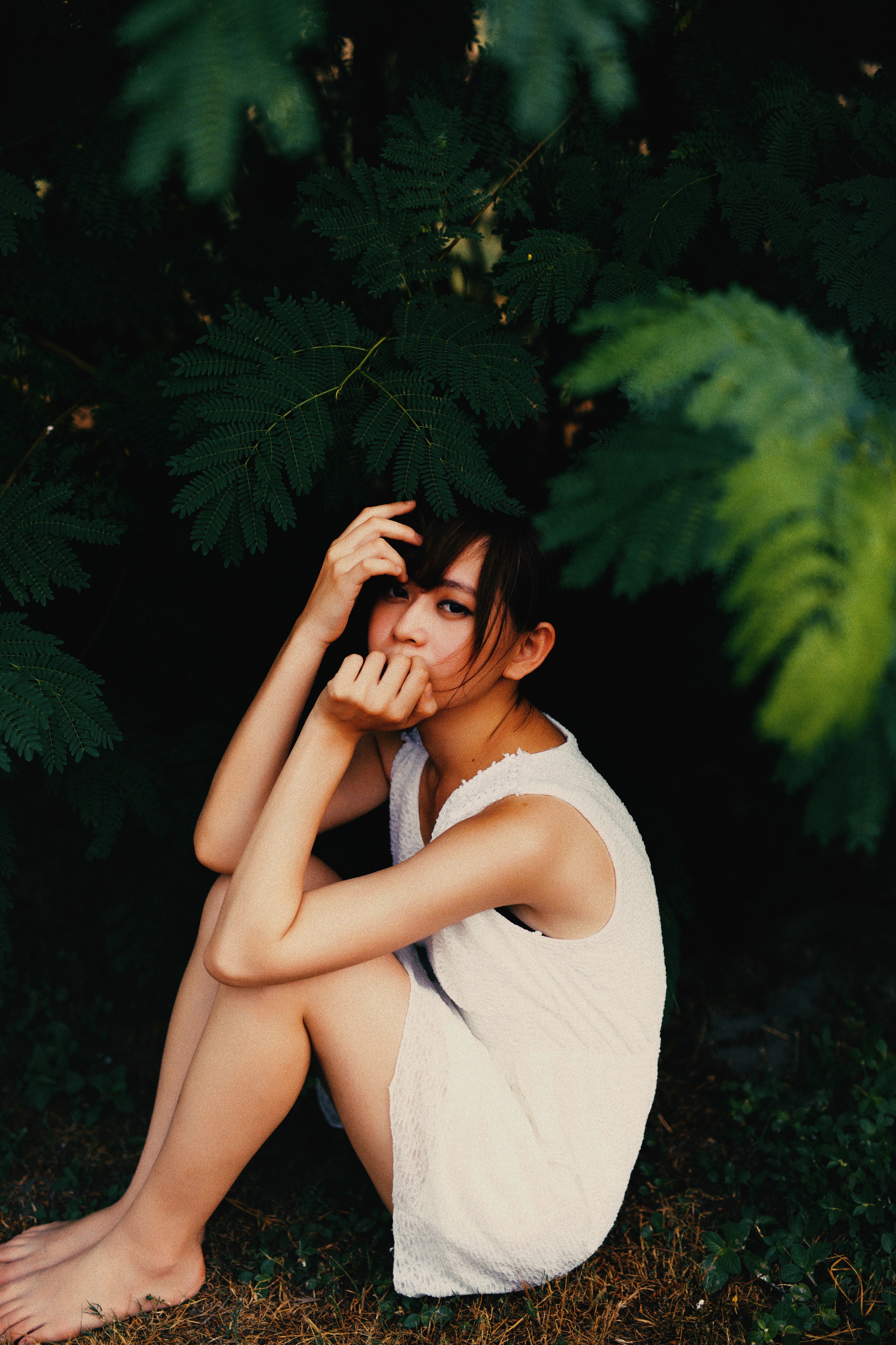 shy woman sitting hidden with her knees tucked in oustdie, shy body language 4k, Phone HD Wallpaper