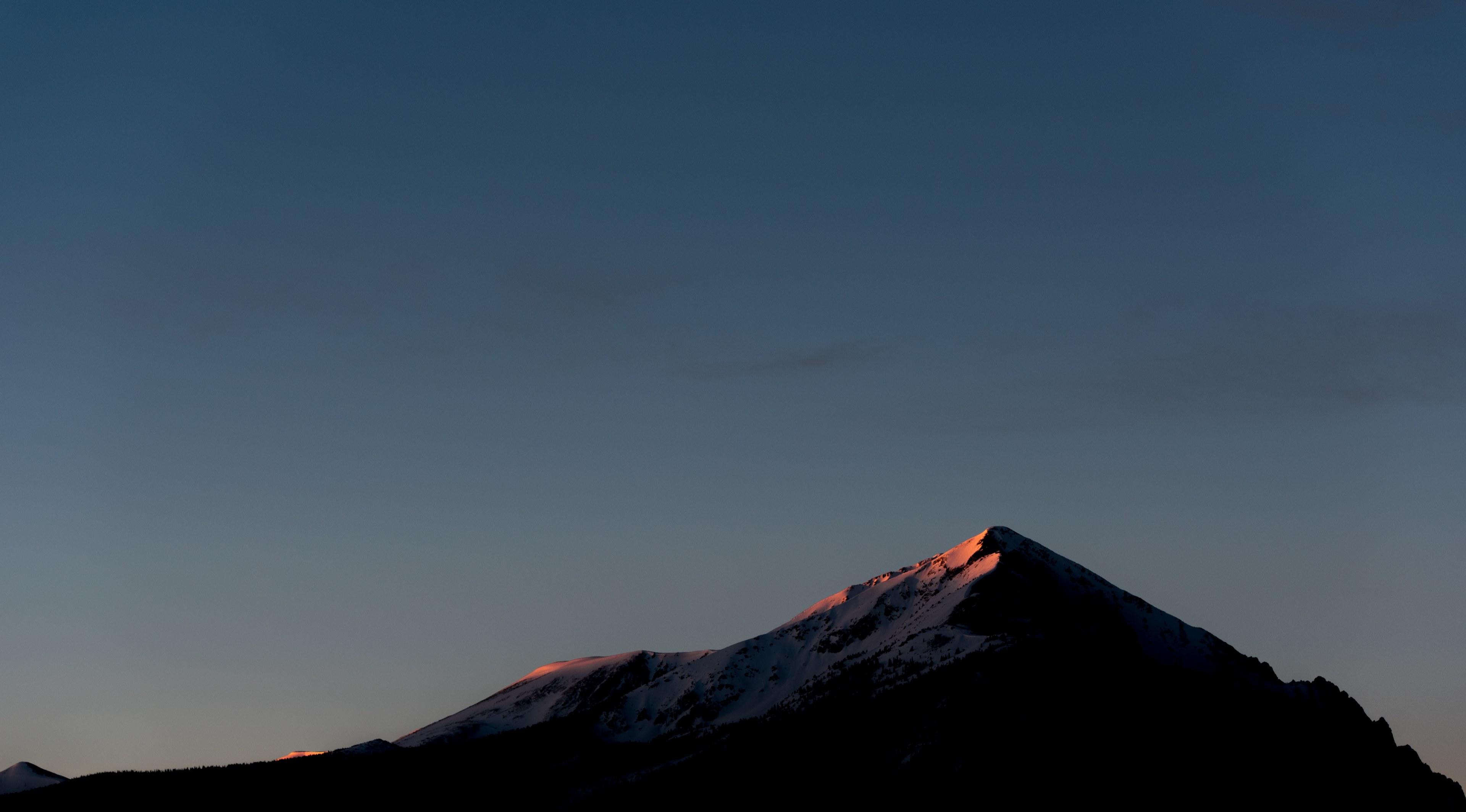 a dim silhouette of a mountain peak in the evening in silverthorne, silverthorne peak at dusk 4k, HD Wallpaper