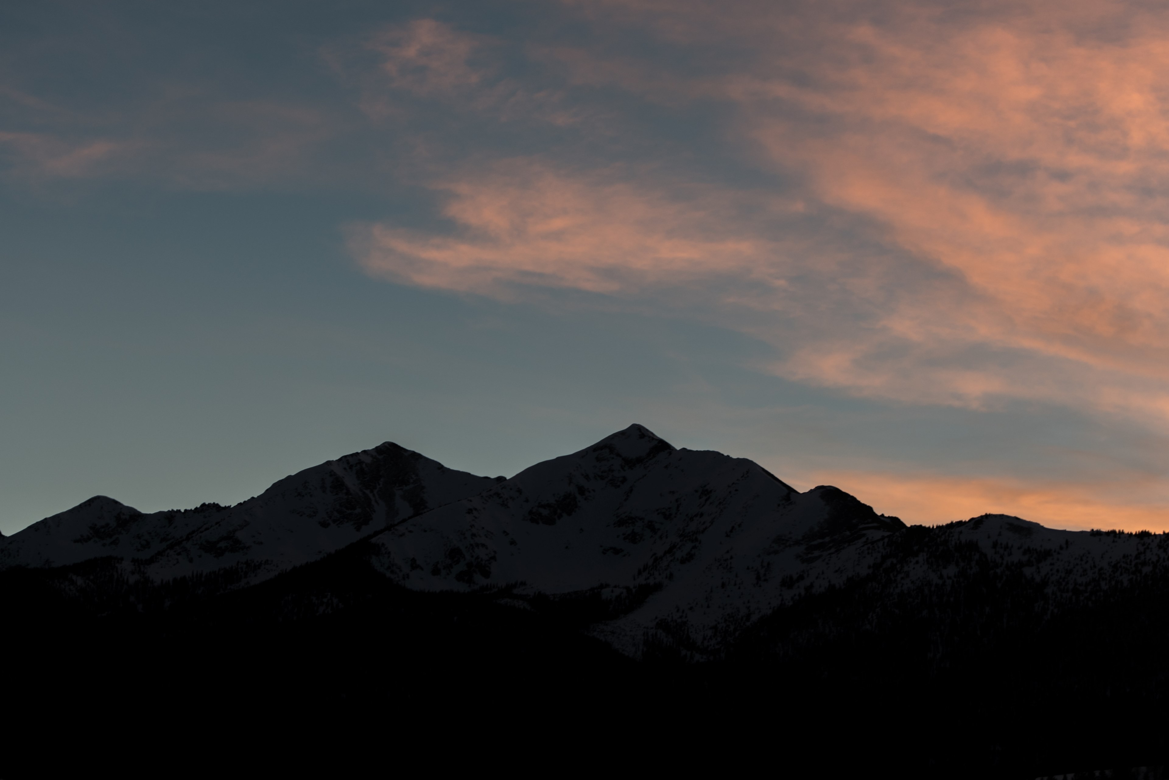 a silhouette of a snowy mountain against the evening sky, mountain silhouette during sunset 4k, HD Wallpaper