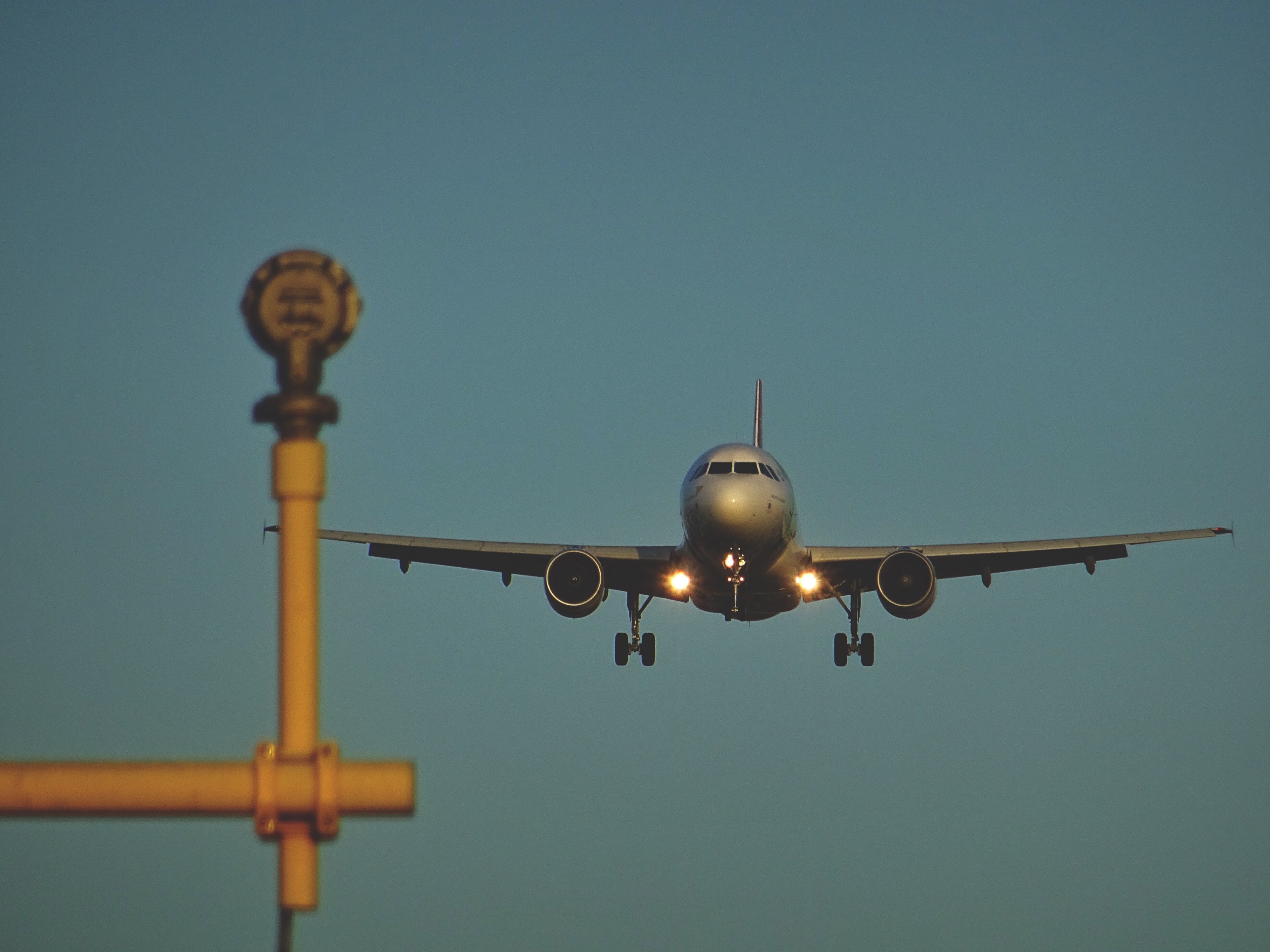 an airplane landing in heathrow airport, landing 4k, HD Wallpaper