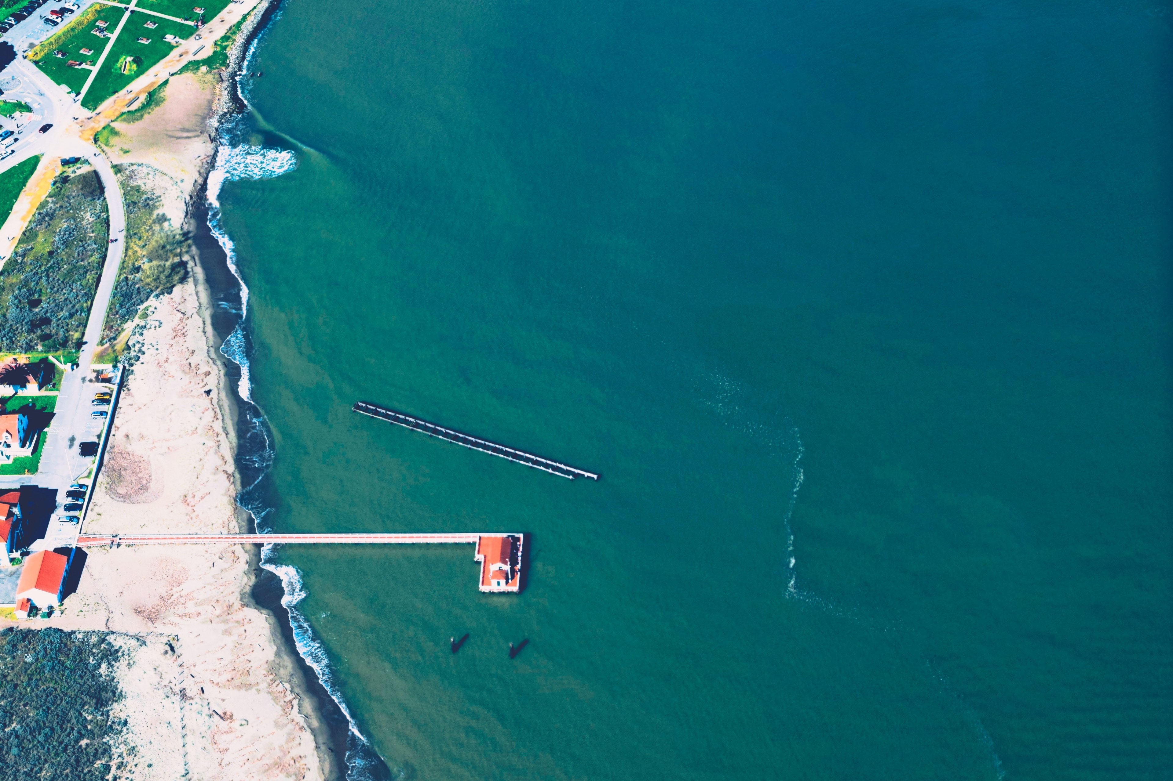 drone view of the coastline with the pier at torpedo wharf, coastline drone view 4k, HD Wallpaper