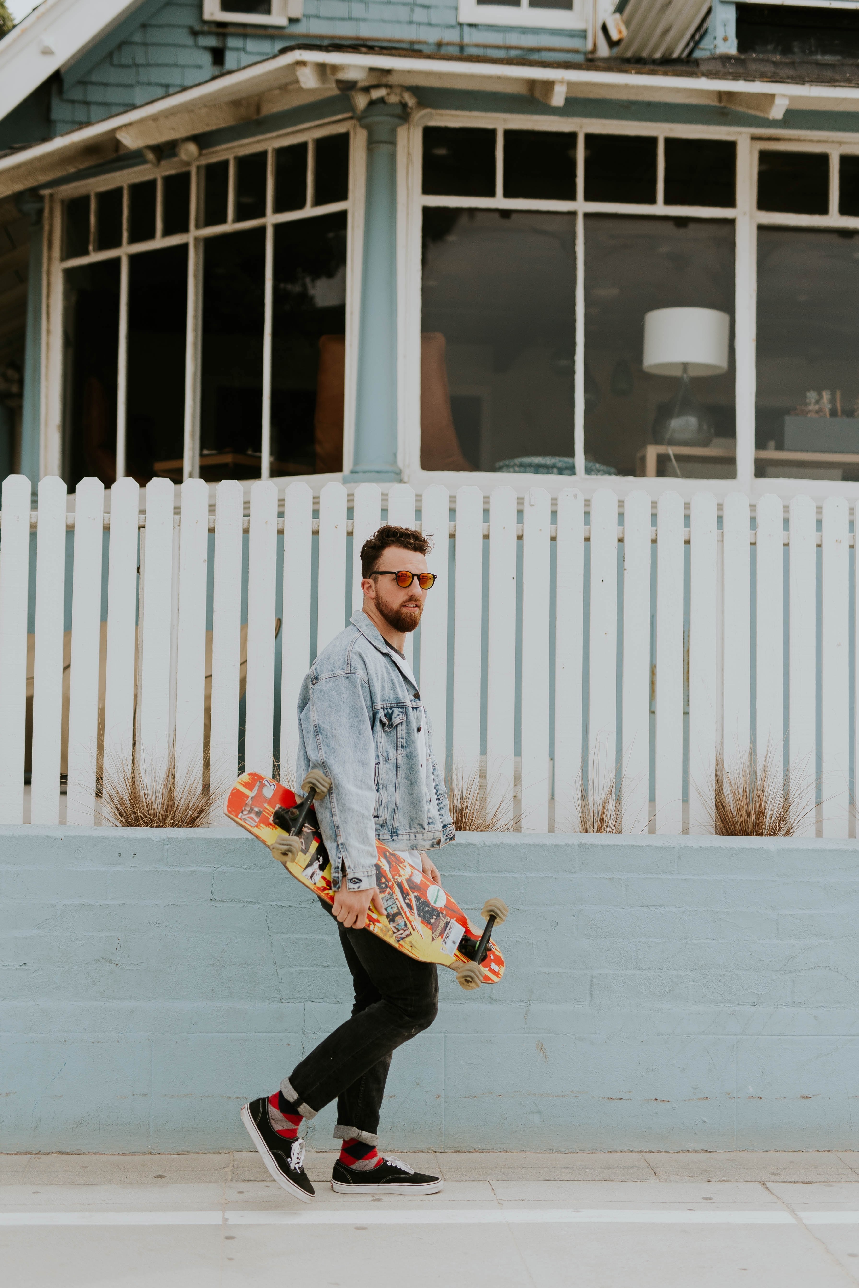 bearded man with sunglasses and denim jacket carrying skateboard in venice beach, man carrying skateboard 4k, Phone HD Wallpaper