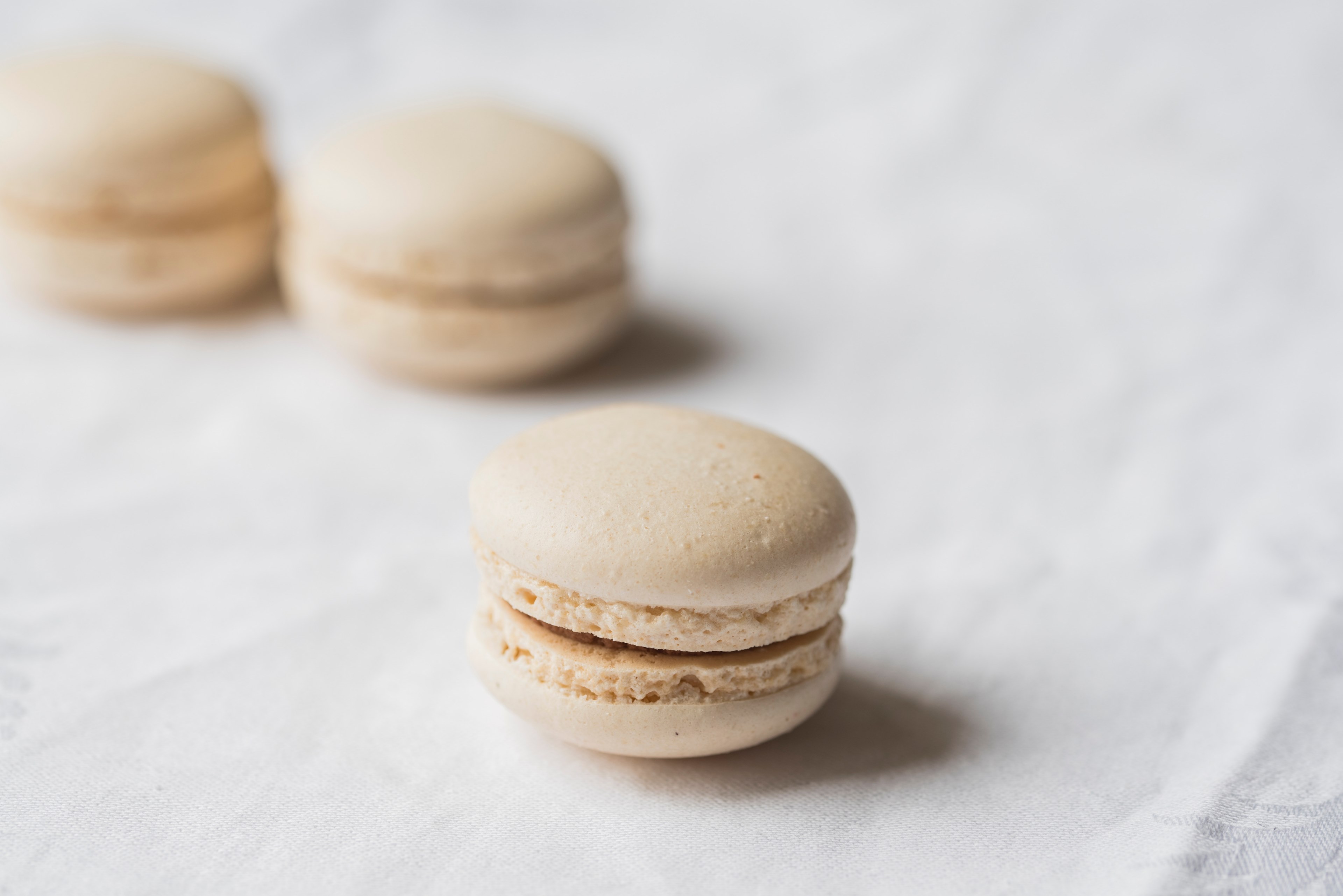 fresh macarons on a white tablecloth, minimalist macarons 4k, HD Wallpaper