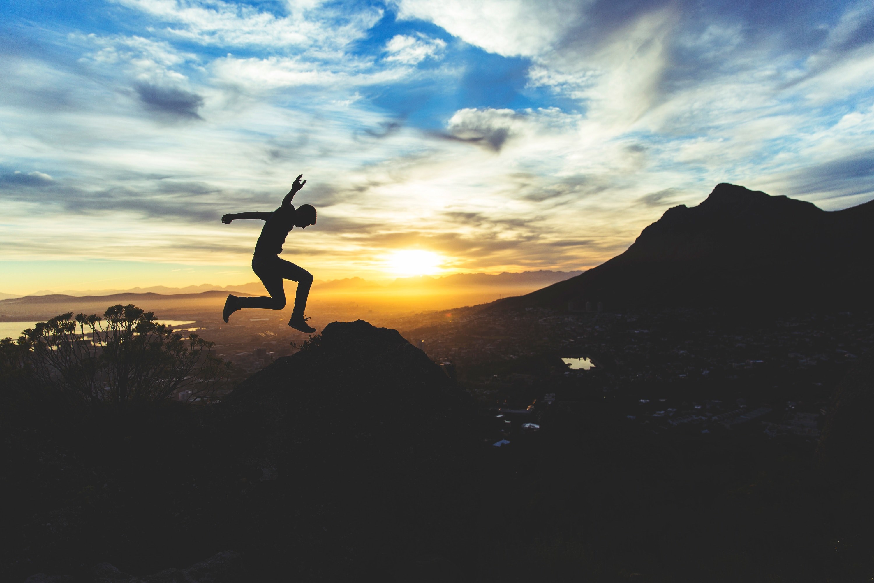 silhouette of a man jumping high above a hilltop against a beautiful sky at sunset, sunset jump 4k, HD Wallpaper